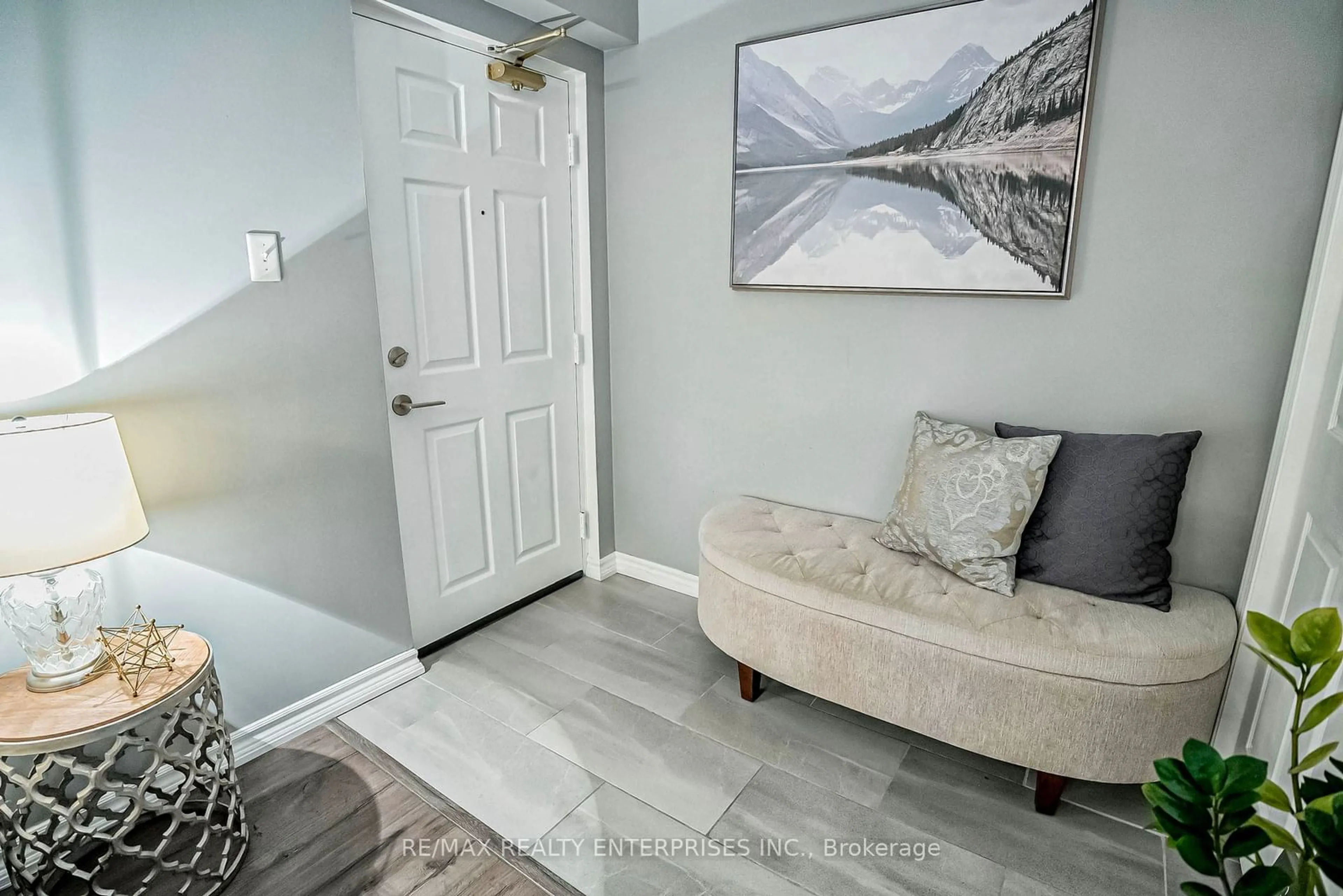 Indoor entryway for 1487 Maple Ave #105, Milton Ontario L9T 0B7