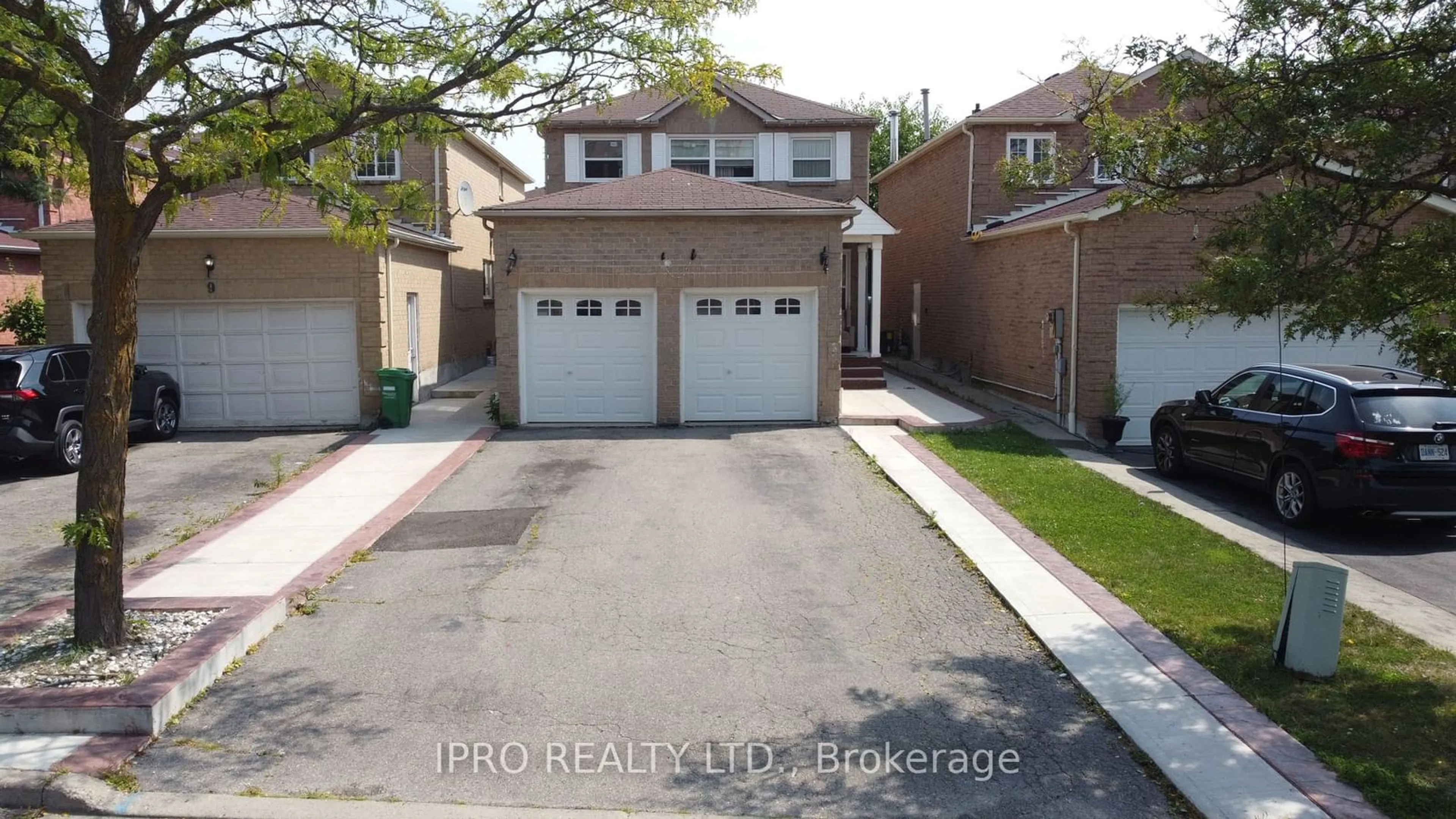 Frontside or backside of a home, the street view for 7 Dupont Crt, Brampton Ontario L6Y 3M1