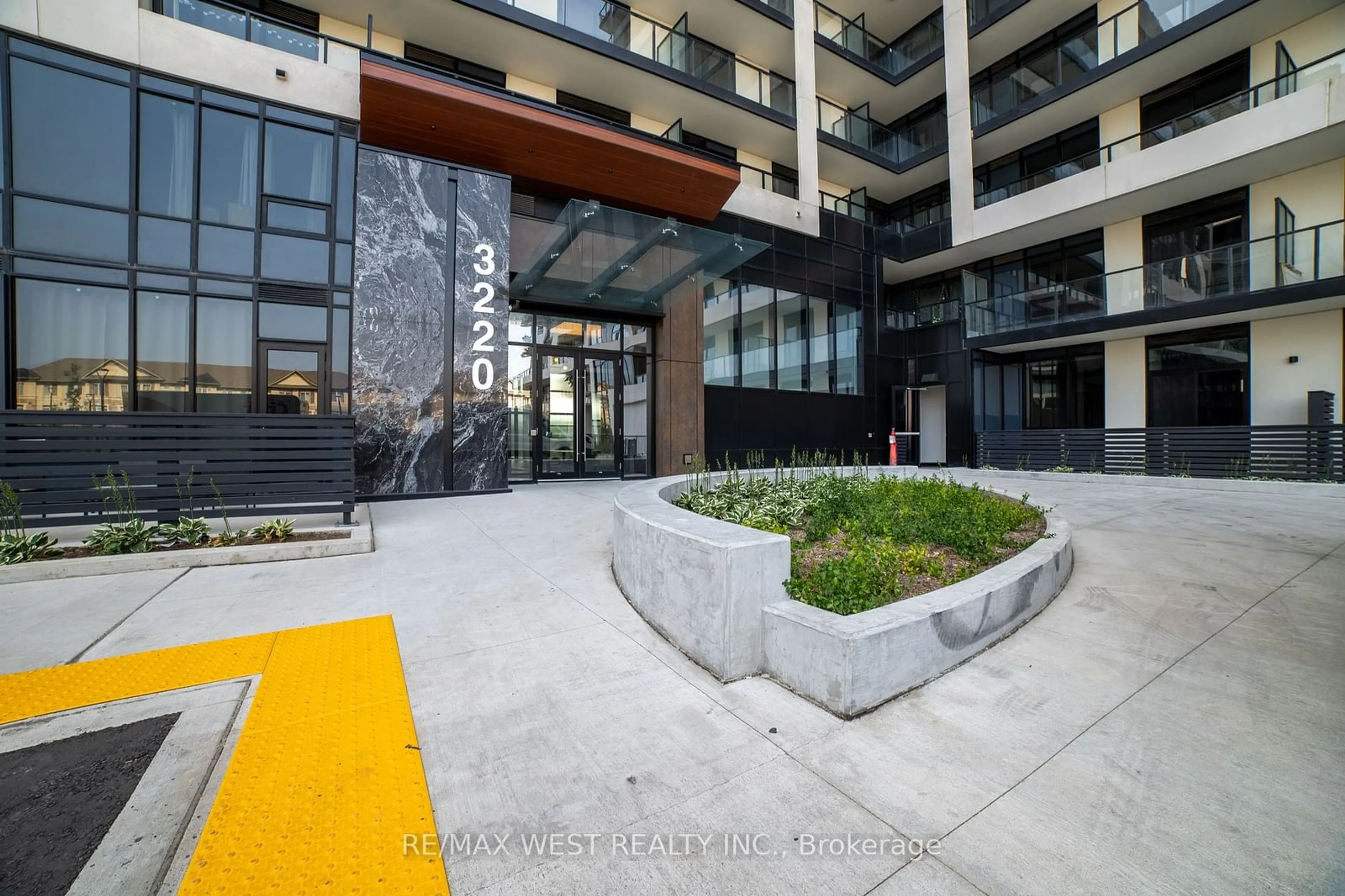 Indoor foyer for 3220 William Coltson Ave #102, Oakville Ontario L6H 7W6