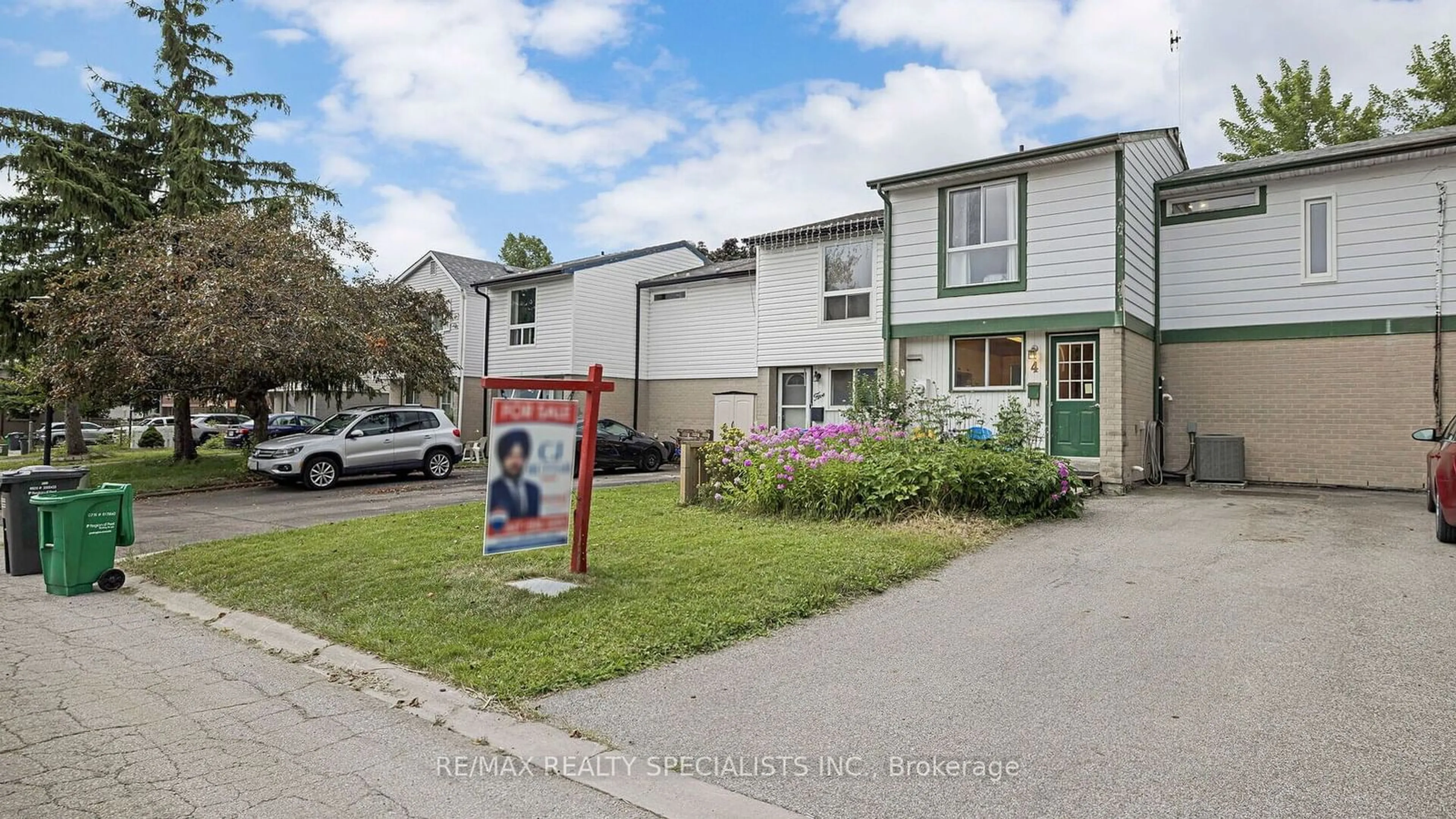 A pic from exterior of the house or condo, the street view for 4 Greenfield Sq, Brampton Ontario L6S 2J3