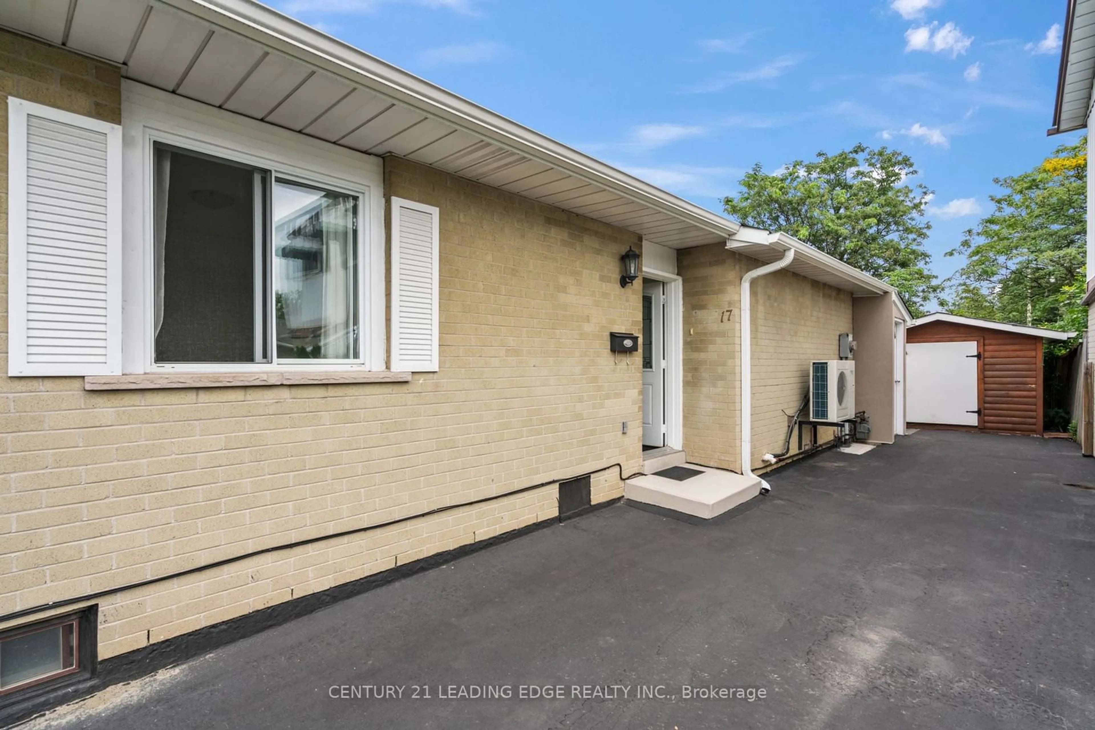 A pic from exterior of the house or condo, the front or back of building for 17 Haley Crt, Brampton Ontario L6S 1N6