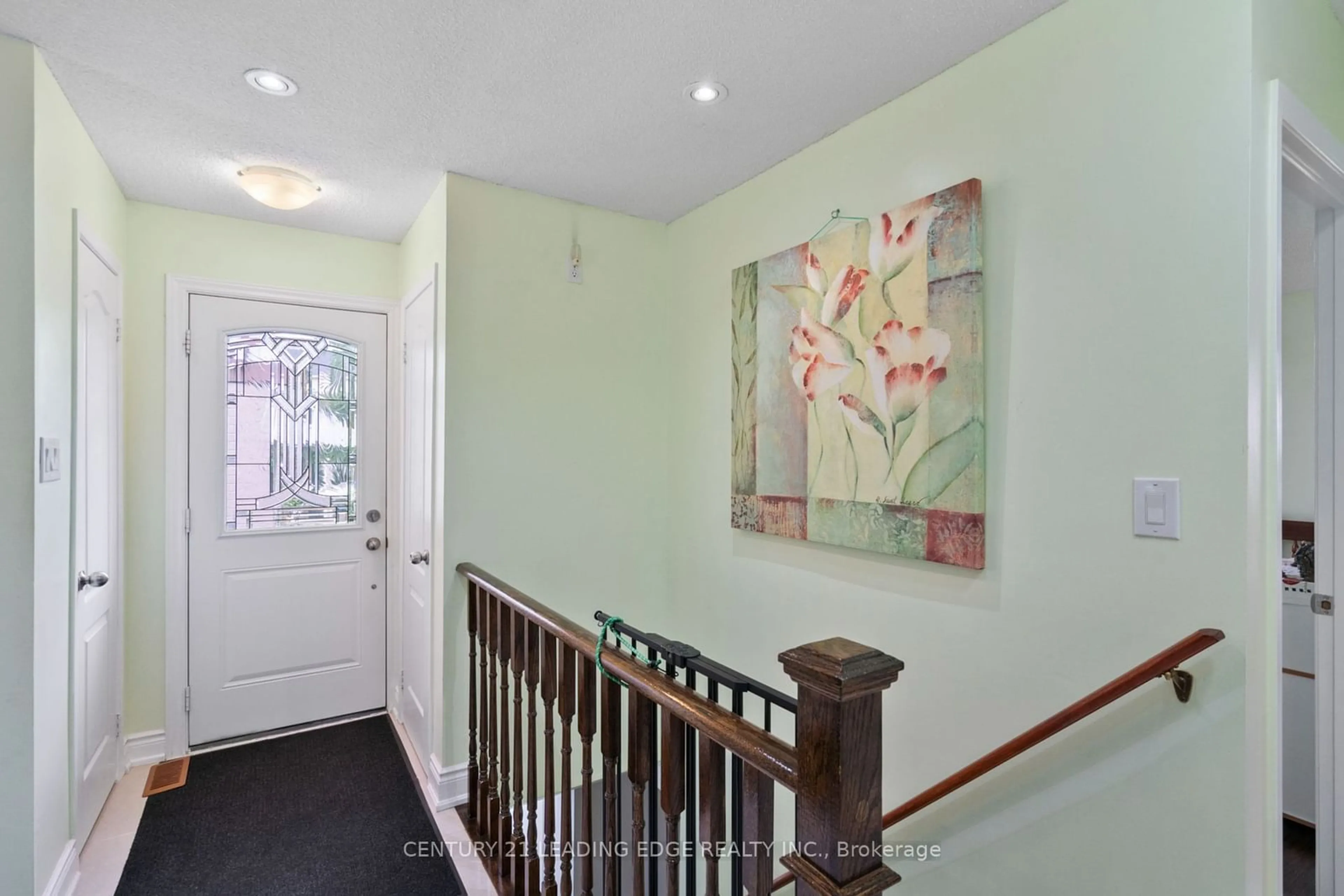 Indoor entryway, wood floors for 17 Haley Crt, Brampton Ontario L6S 1N6