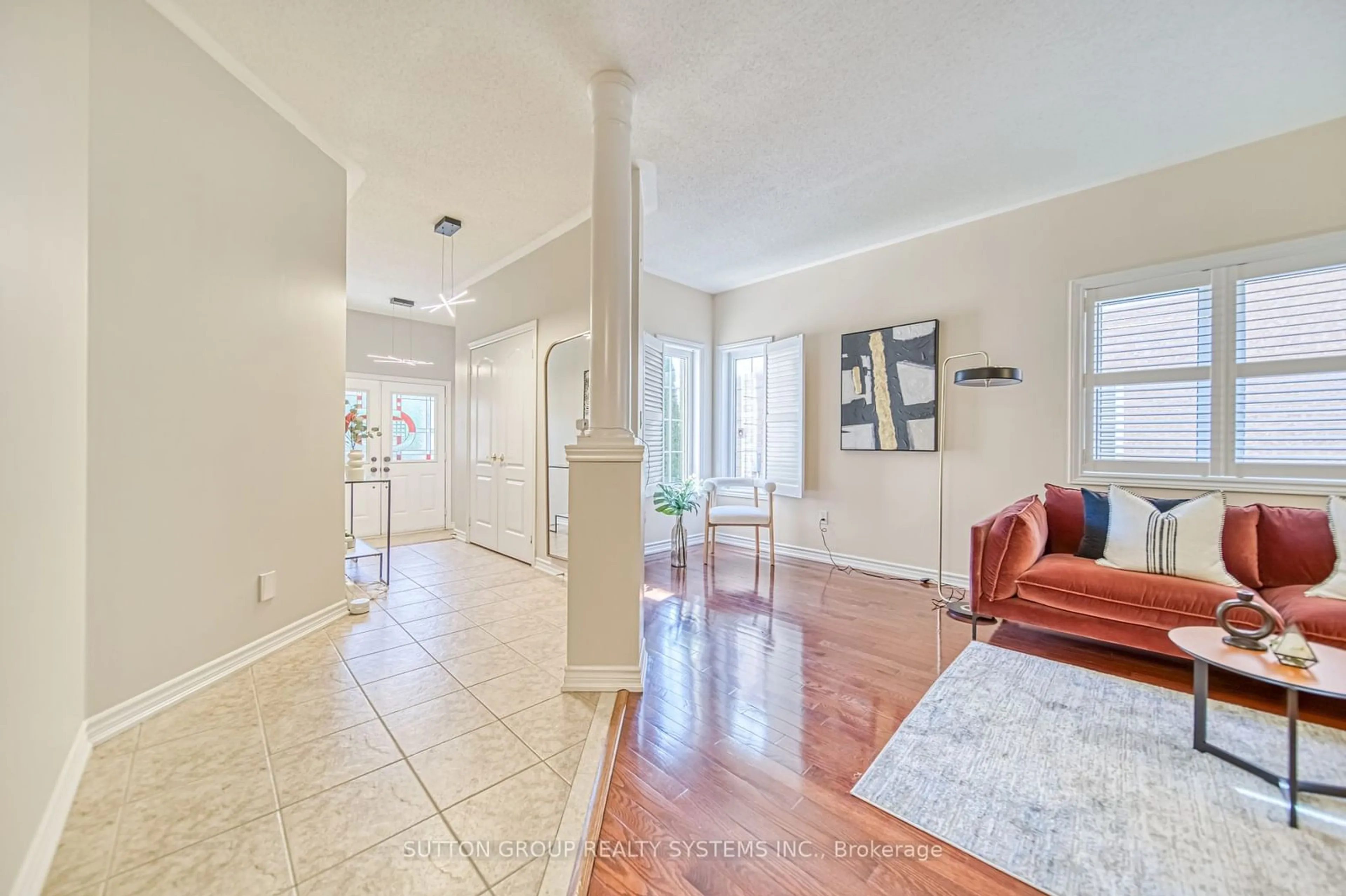 Indoor entryway for 1309 Kestell Blvd, Oakville Ontario L6H 0B9