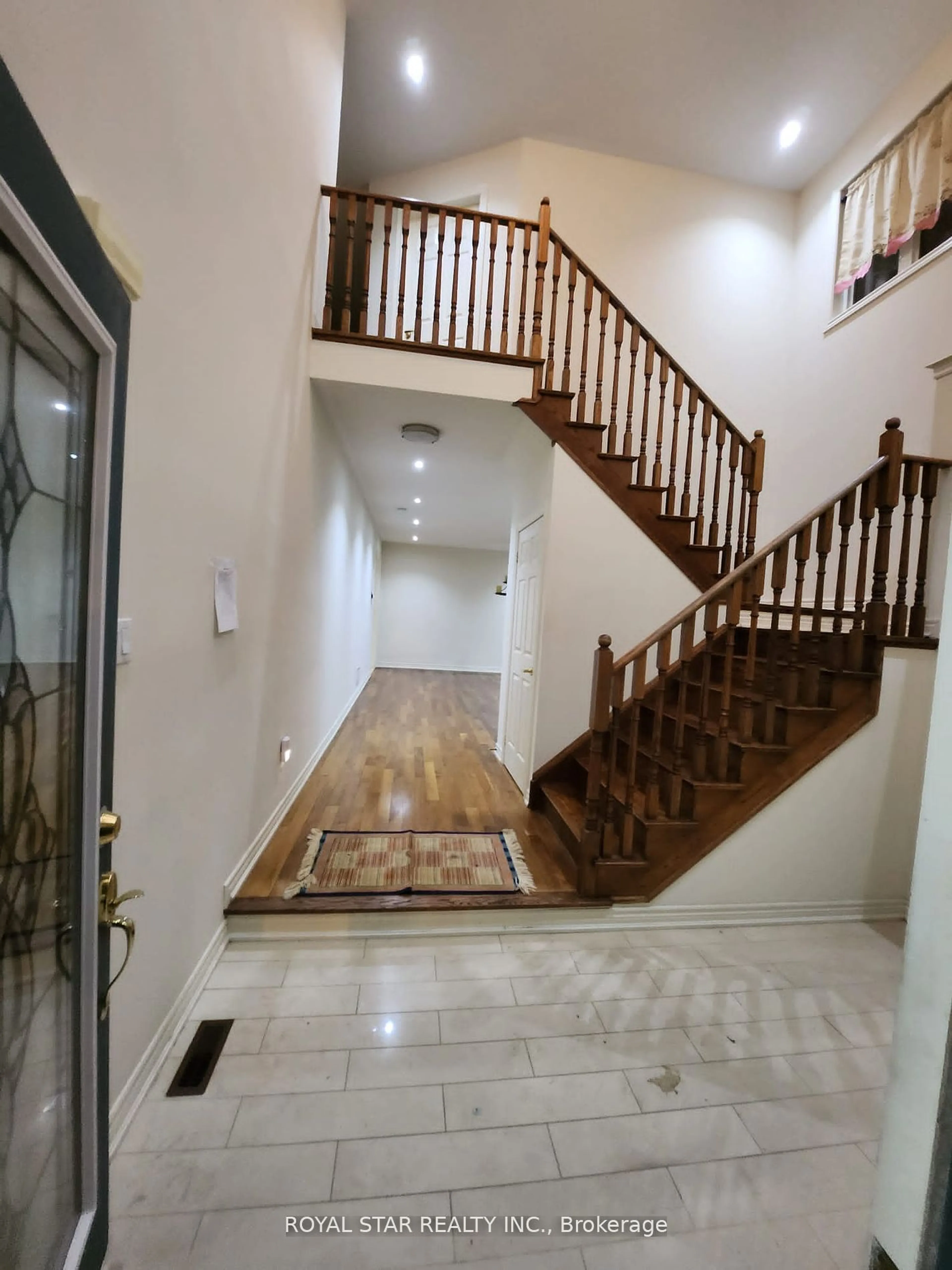 Indoor foyer for 300 Wrigglesworth Cres, Milton Ontario L9T 6Z9