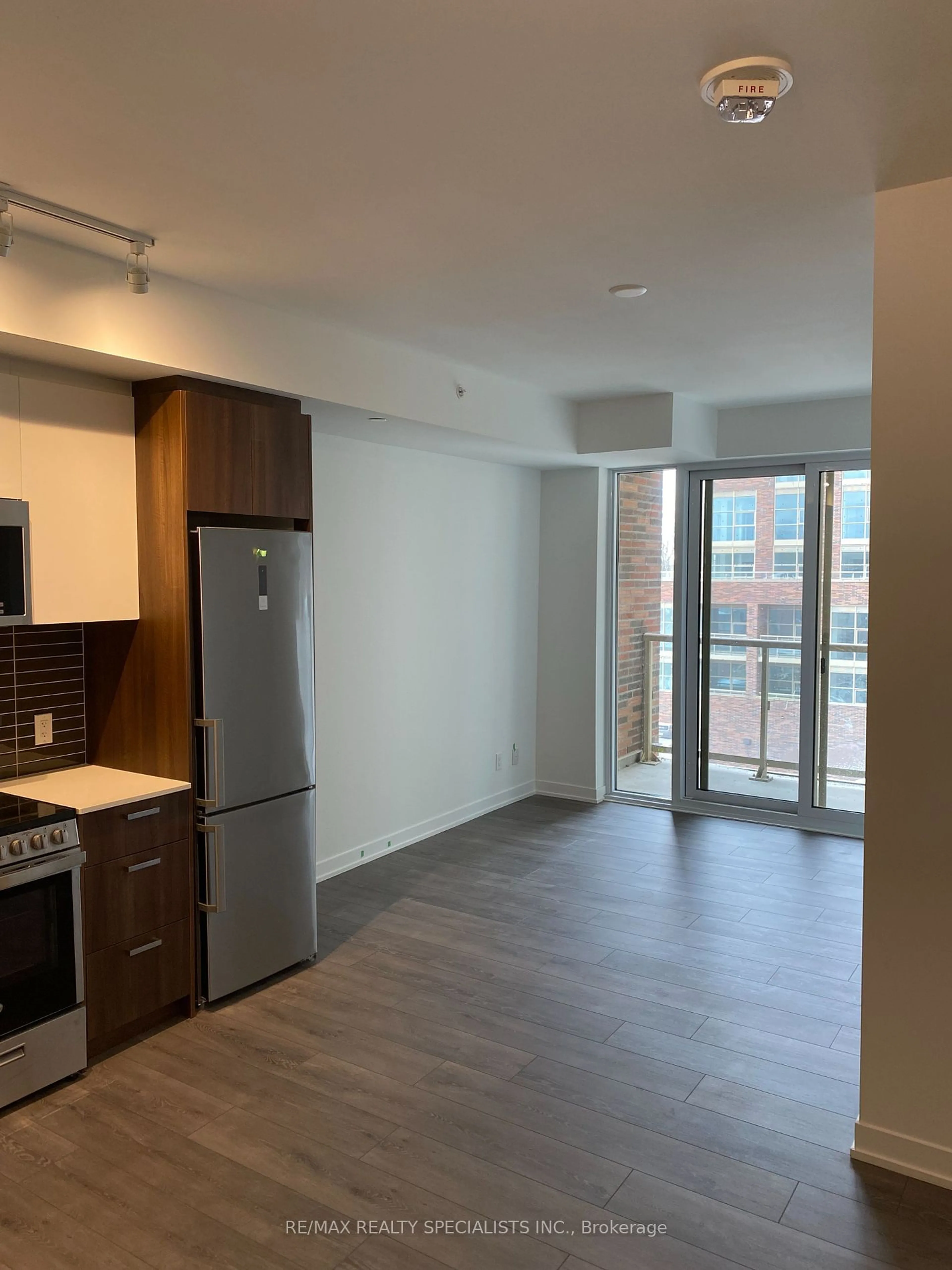 Standard kitchen for 1787 ST. CLAIR Ave #428, Toronto Ontario M6N 0B7