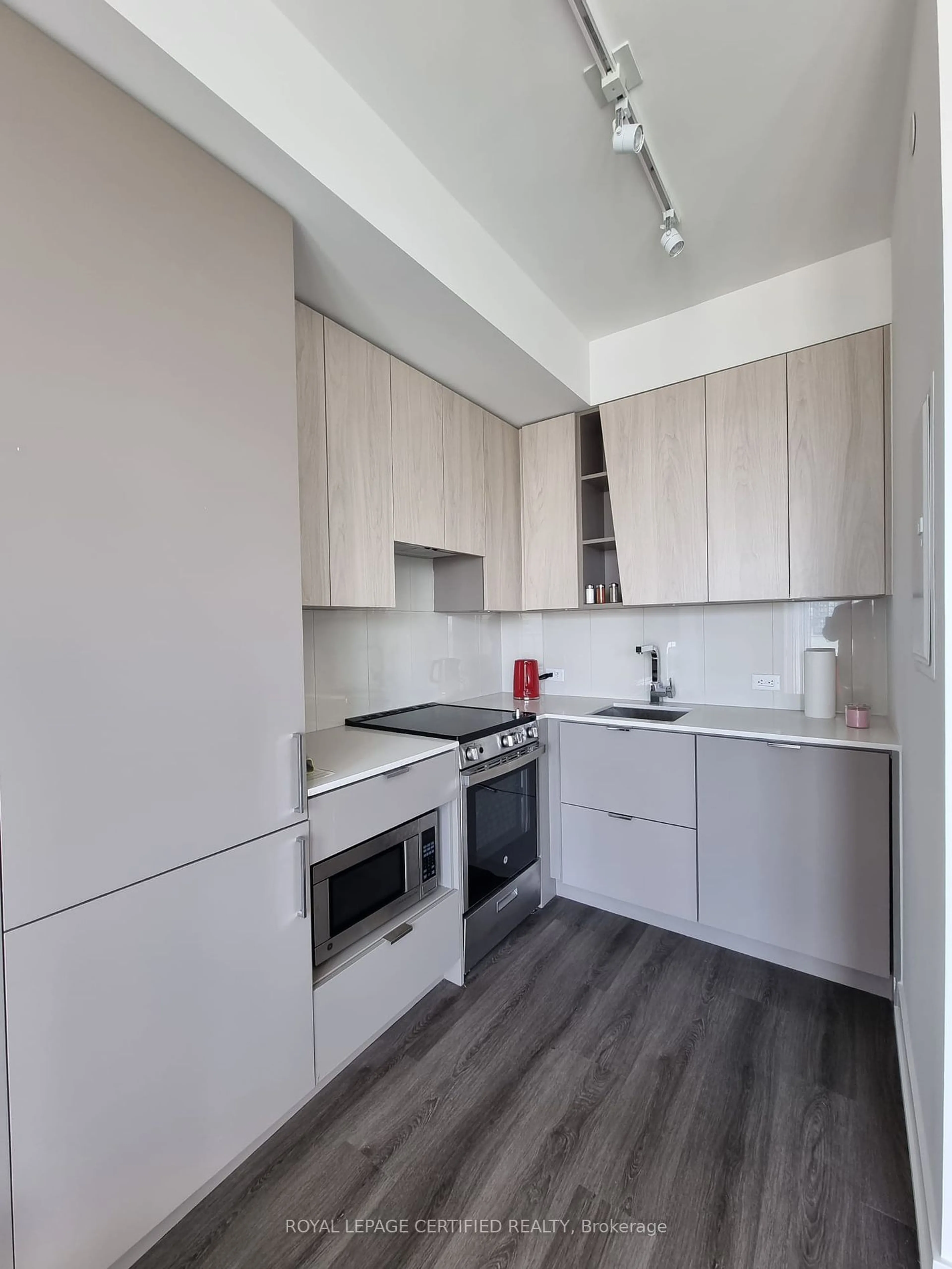 Standard kitchen for 3883 Quartz Rd #1010, Mississauga Ontario L5B 0M4