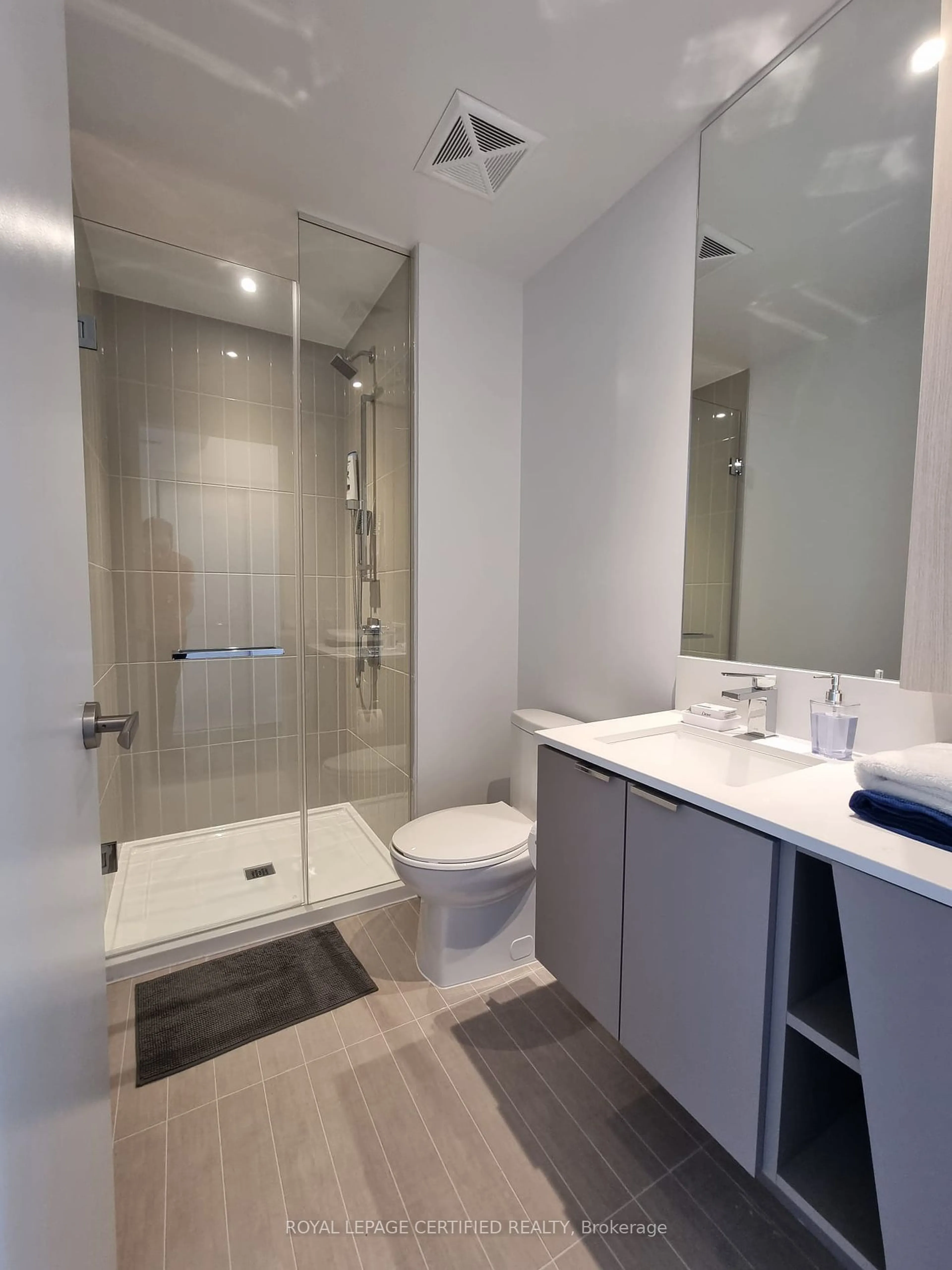 Standard bathroom, ceramic floors for 3883 Quartz Rd #1010, Mississauga Ontario L5B 0M4