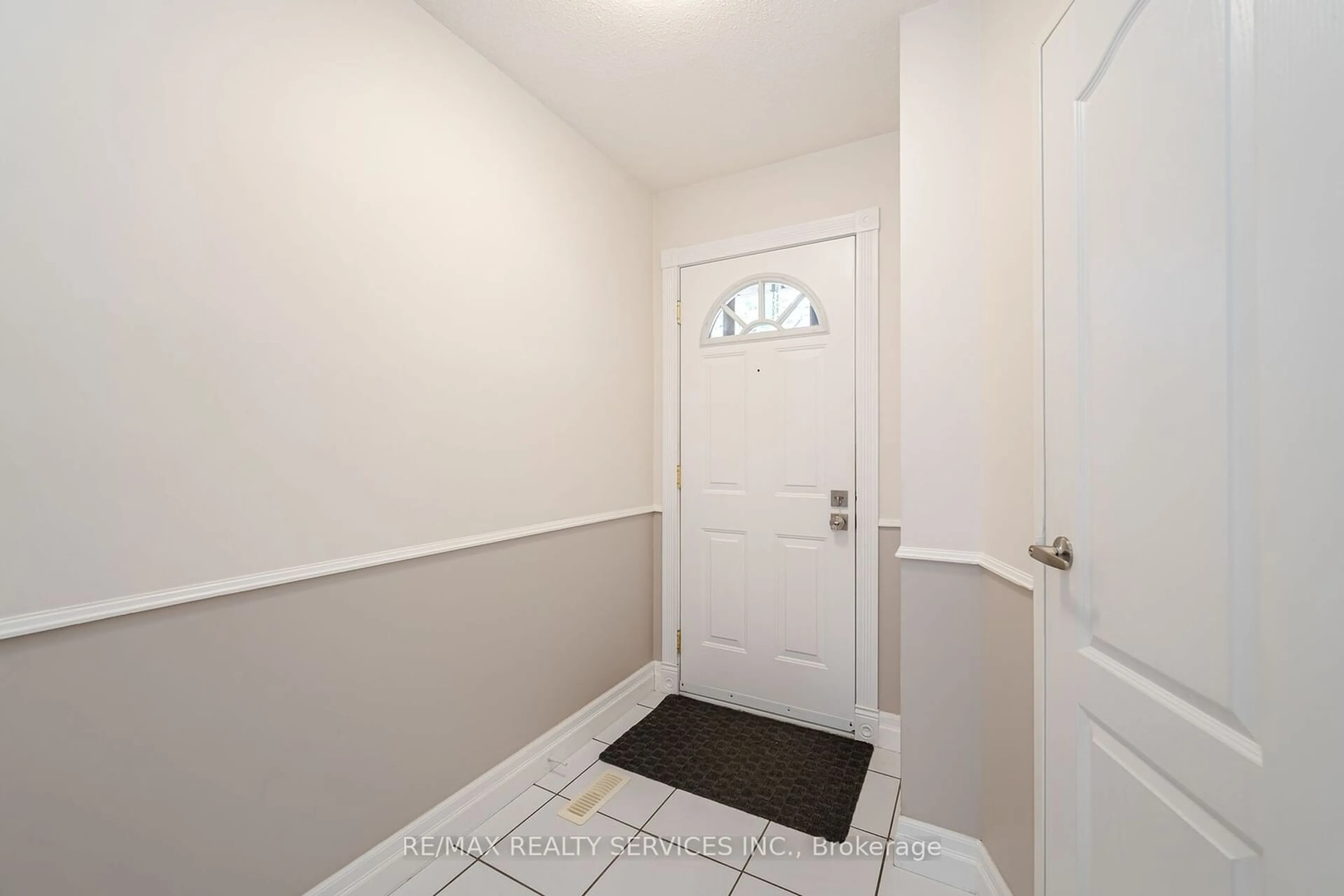 Indoor entryway, unknown floor for 54 Tara Park Cres, Brampton Ontario L6V 3E3