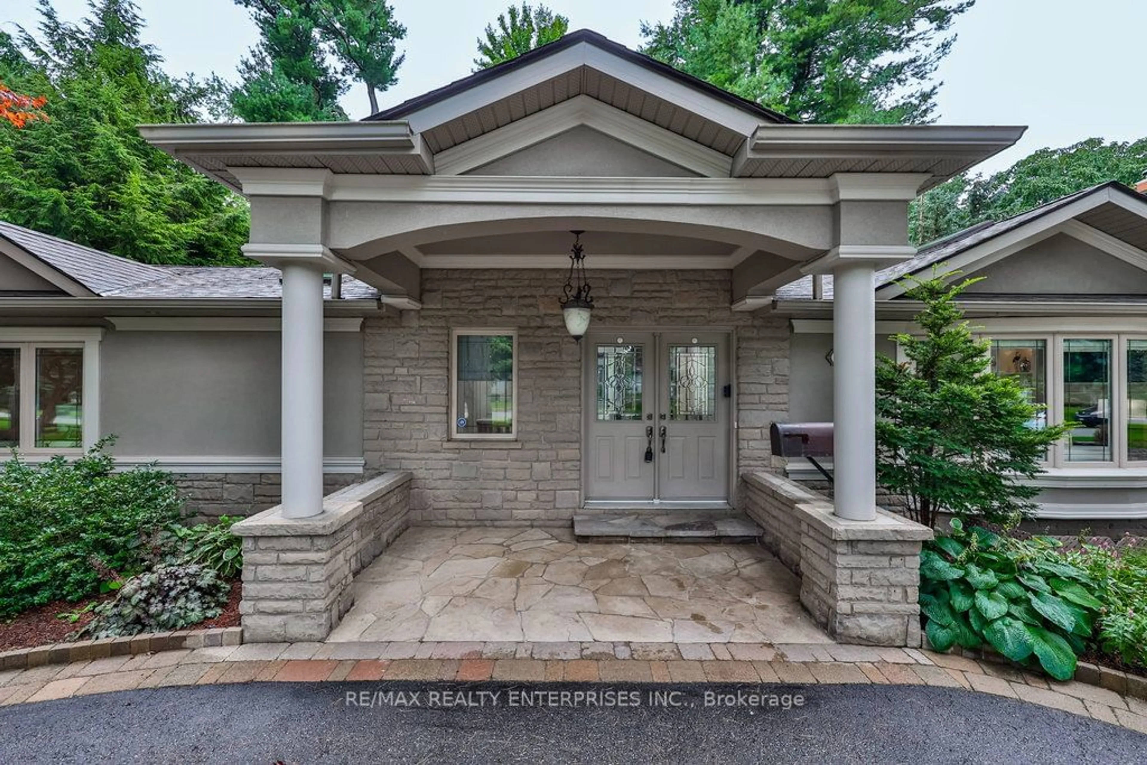 Indoor entryway, cement floor for 628 Sir Richard's Rd, Mississauga Ontario L5C 1A4