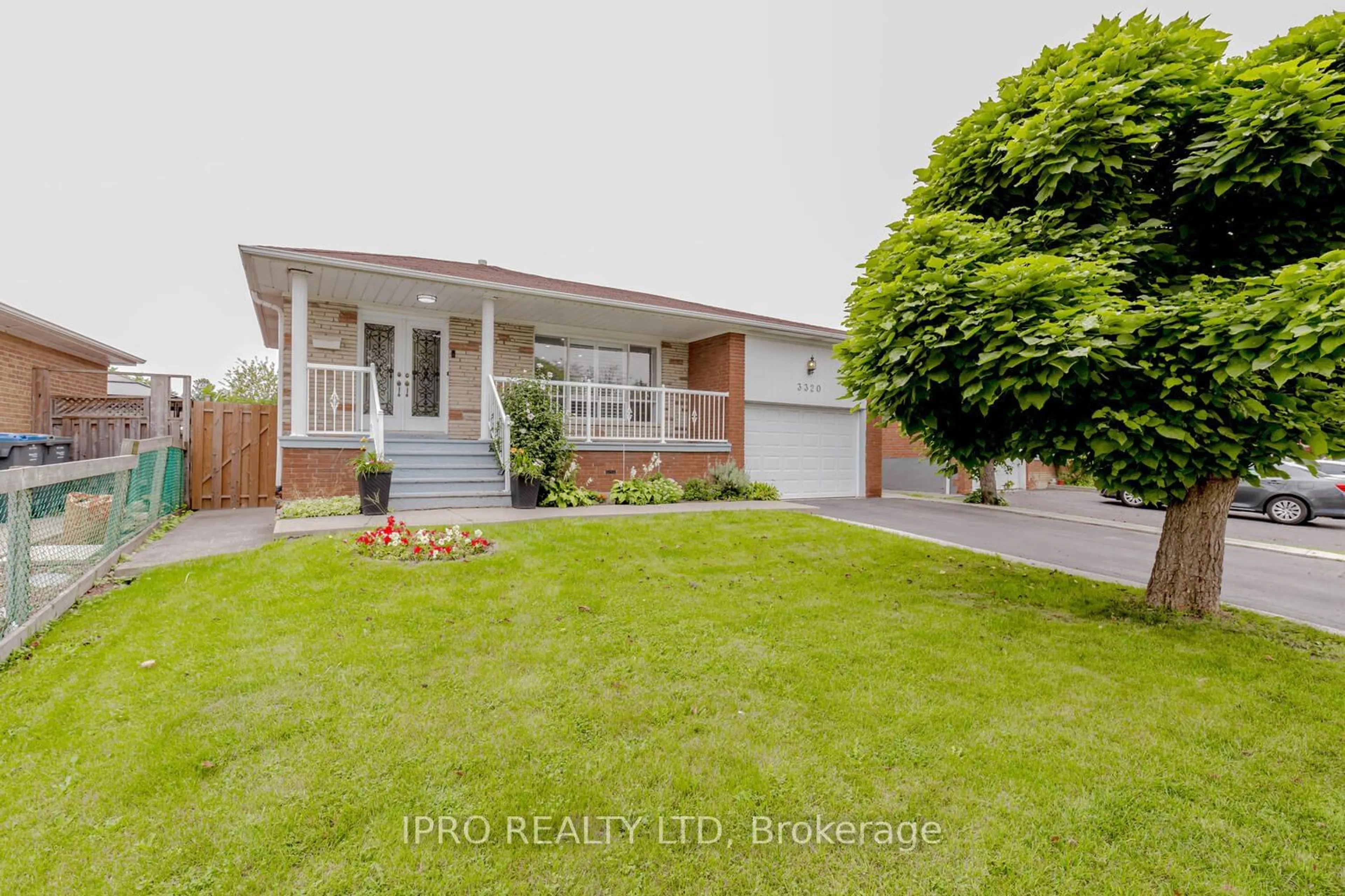 Frontside or backside of a home for 3320 Morningstar Dr, Mississauga Ontario L4T 1X7