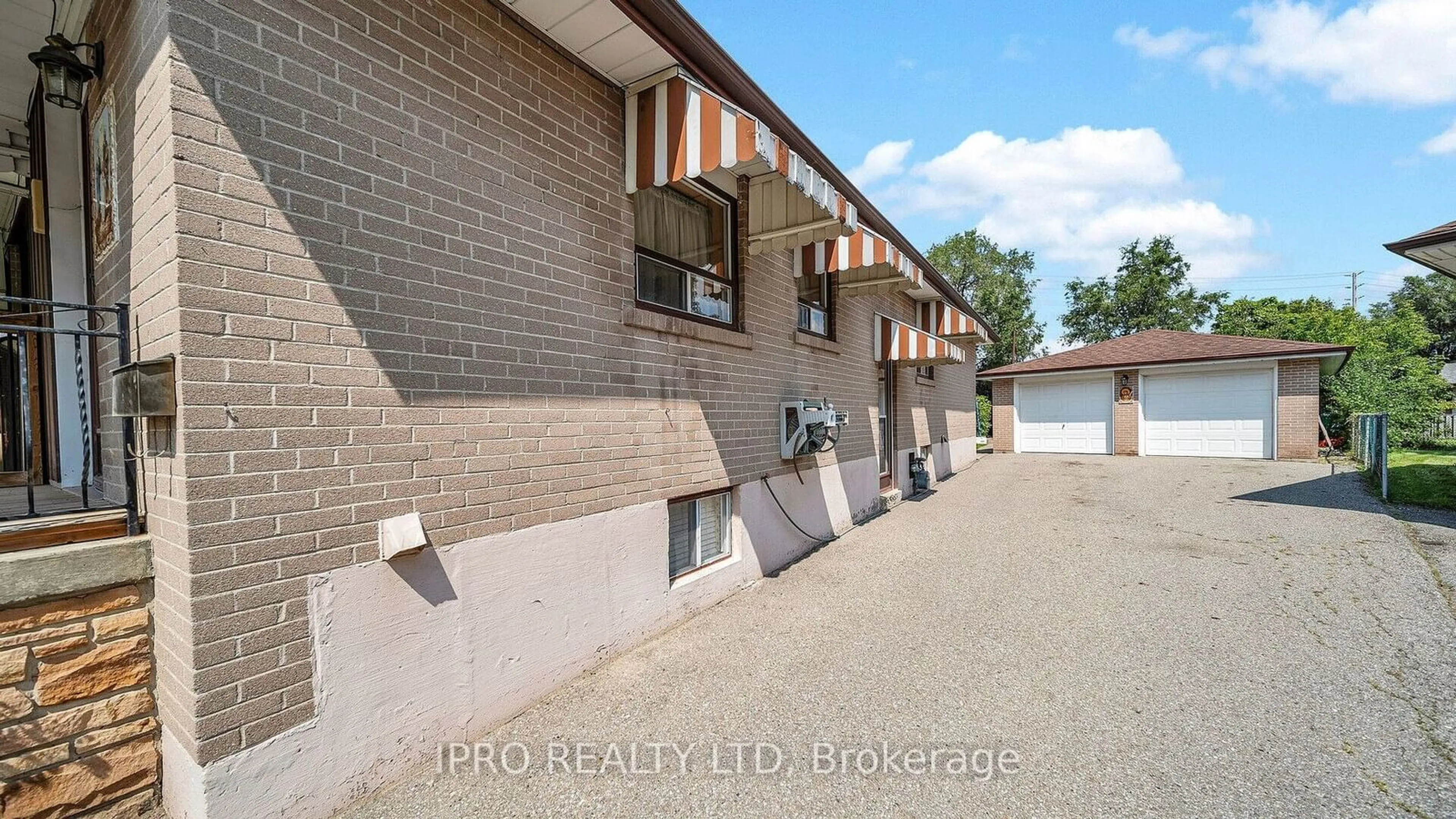 Patio, the front or back of building for 30 Windermere Crt, Brampton Ontario L6X 2L6