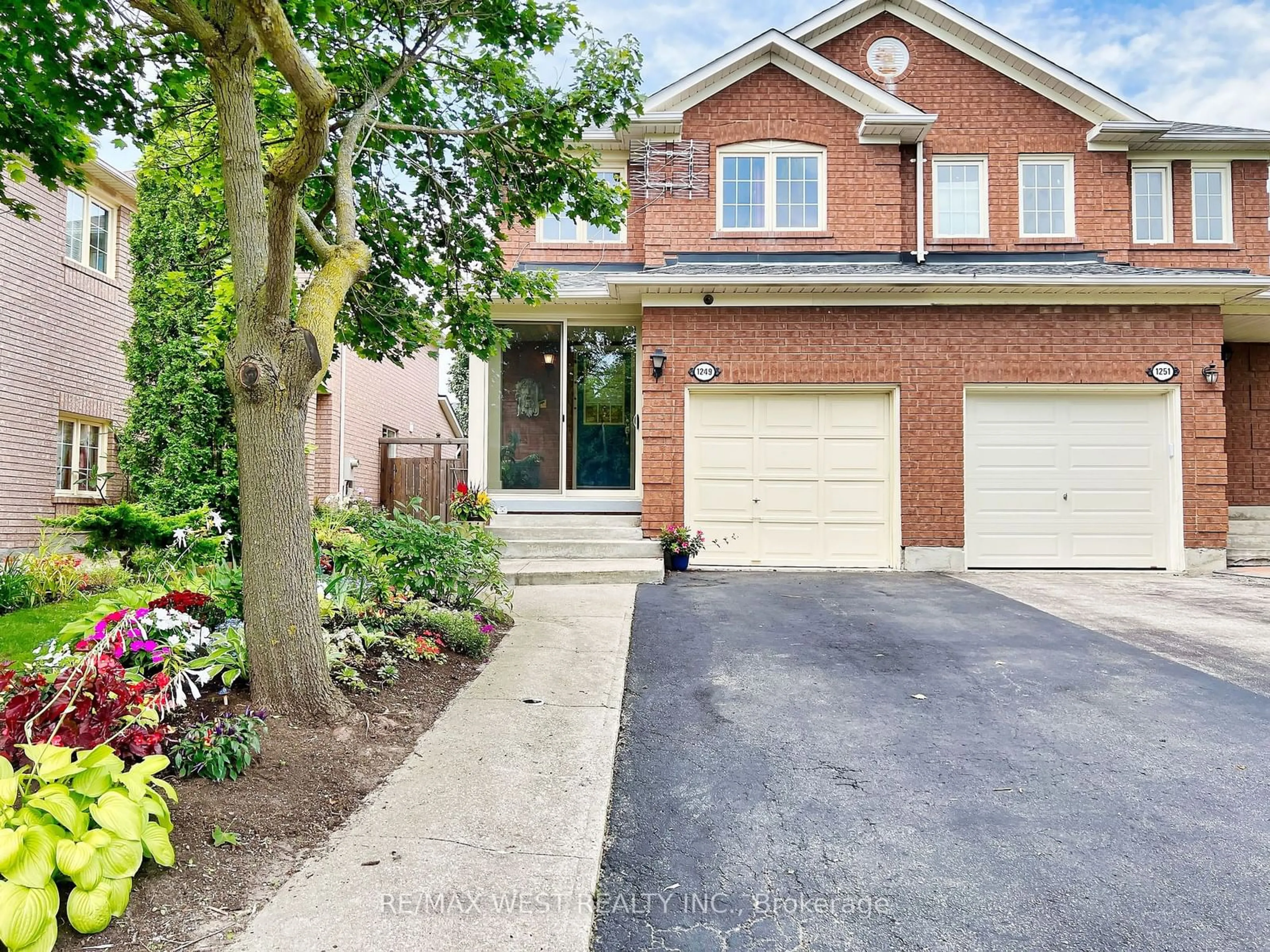 A pic from exterior of the house or condo for 1249 Quest Circ, Mississauga Ontario L5N 8B6