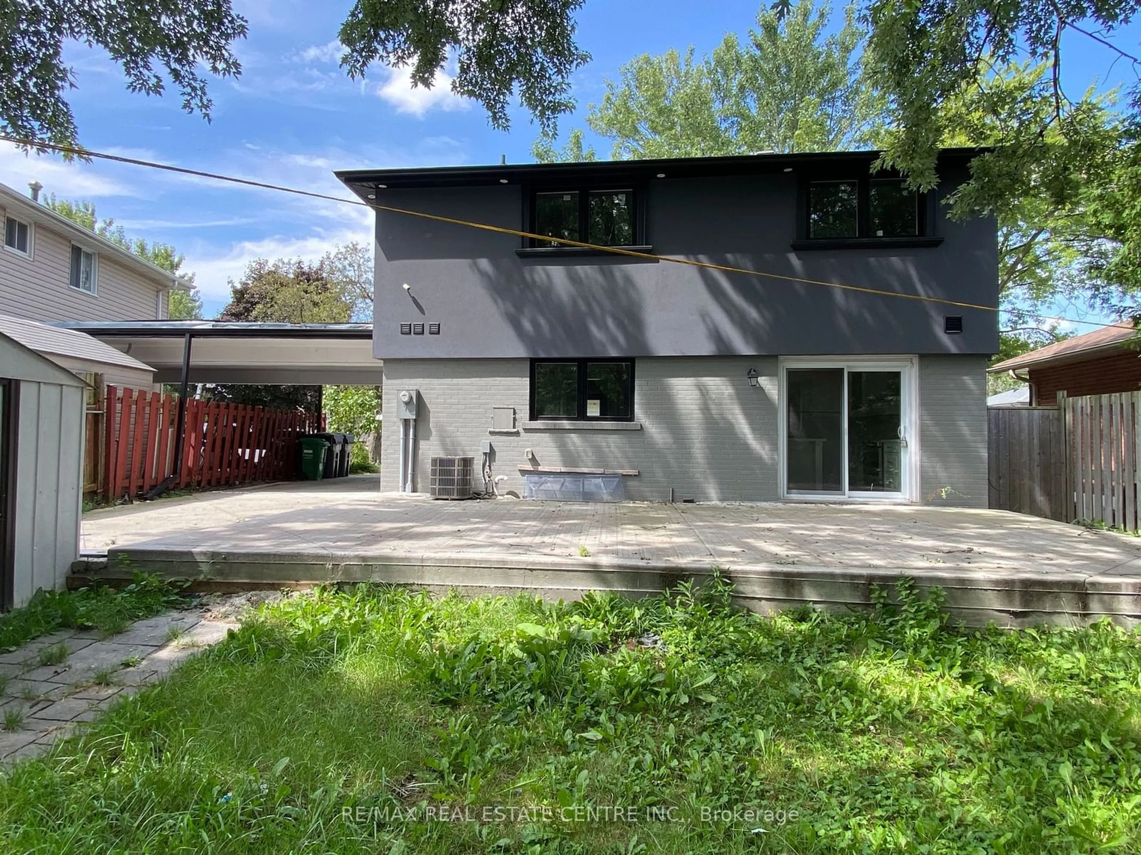 Frontside or backside of a home, the front or back of building for 5 Tullamore Rd, Brampton Ontario L6W 1J6