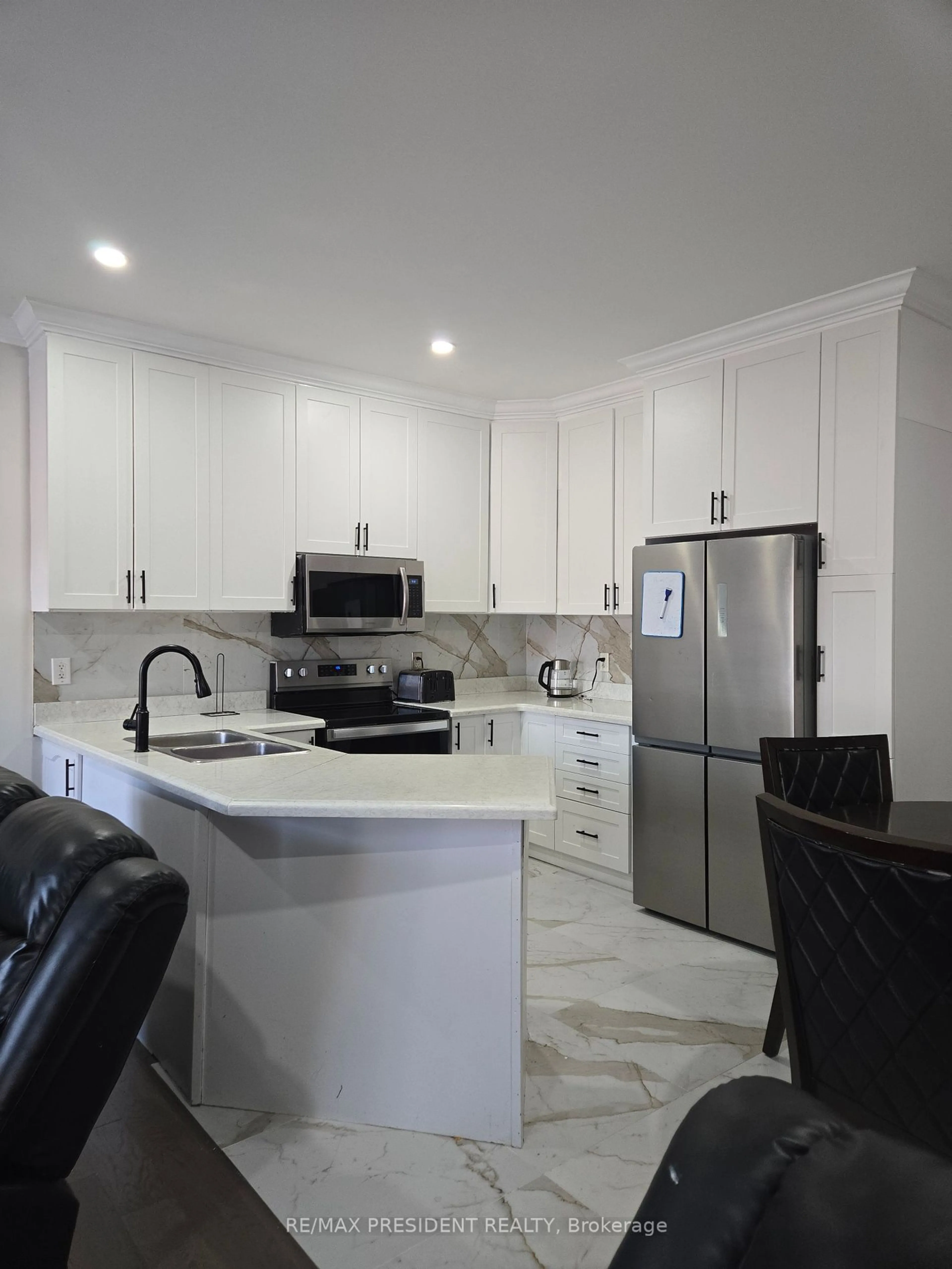 Contemporary kitchen for 67 Maple Valley St, Brampton Ontario L6P 2H3