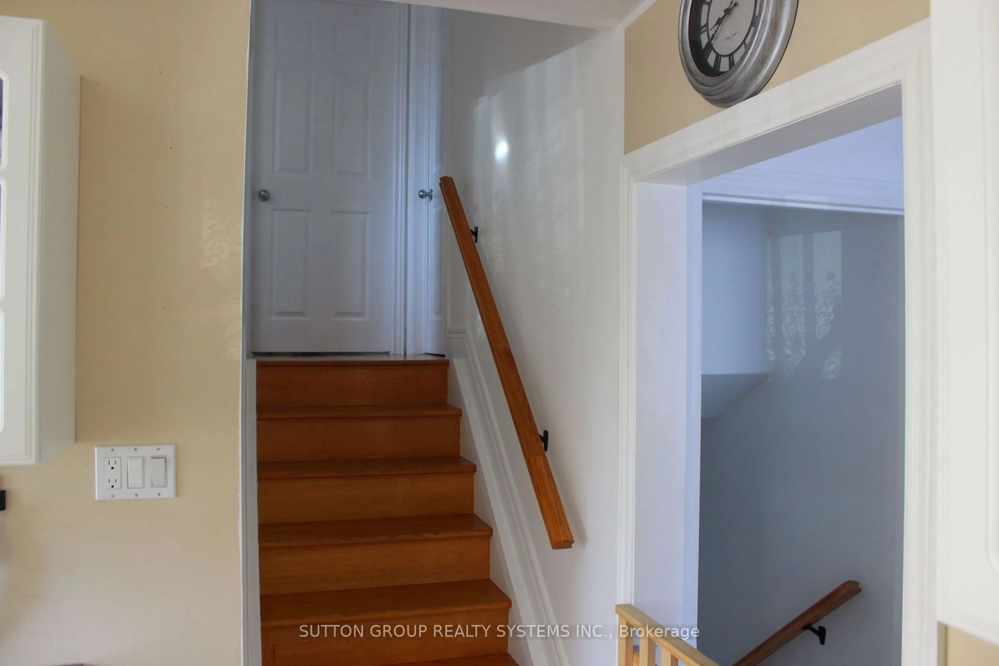 Stairs for 1418 Buckby Rd, Mississauga Ontario L5J 3W8