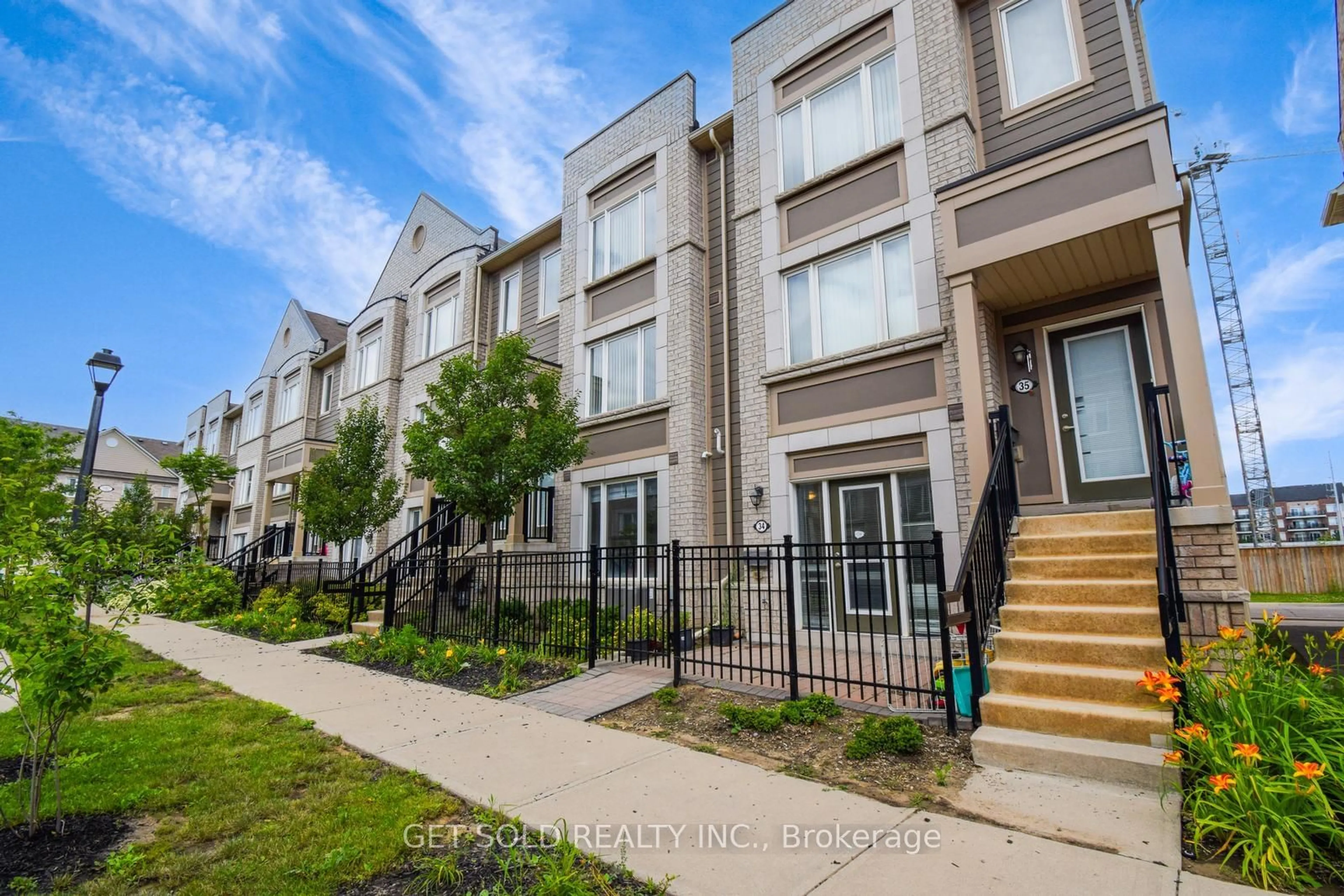 A pic from outside/outdoor area/front of a property/back of a property/a pic from drone, street for 1 Beckenrose Crt #34, Brampton Ontario L6Y 6G2