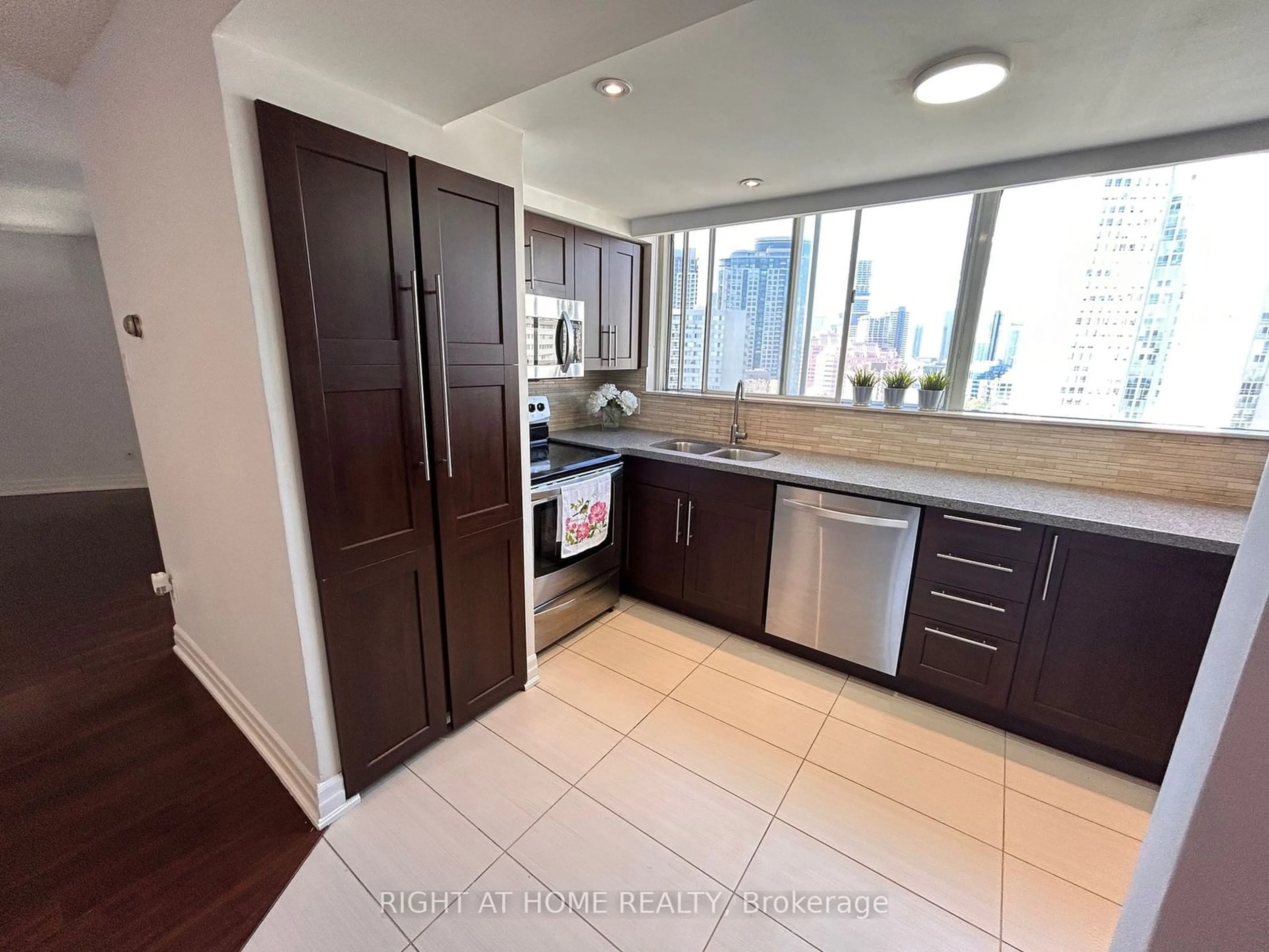 Standard kitchen for 3695 Kaneff Cres #Sph09, Mississauga Ontario L5A 4B6