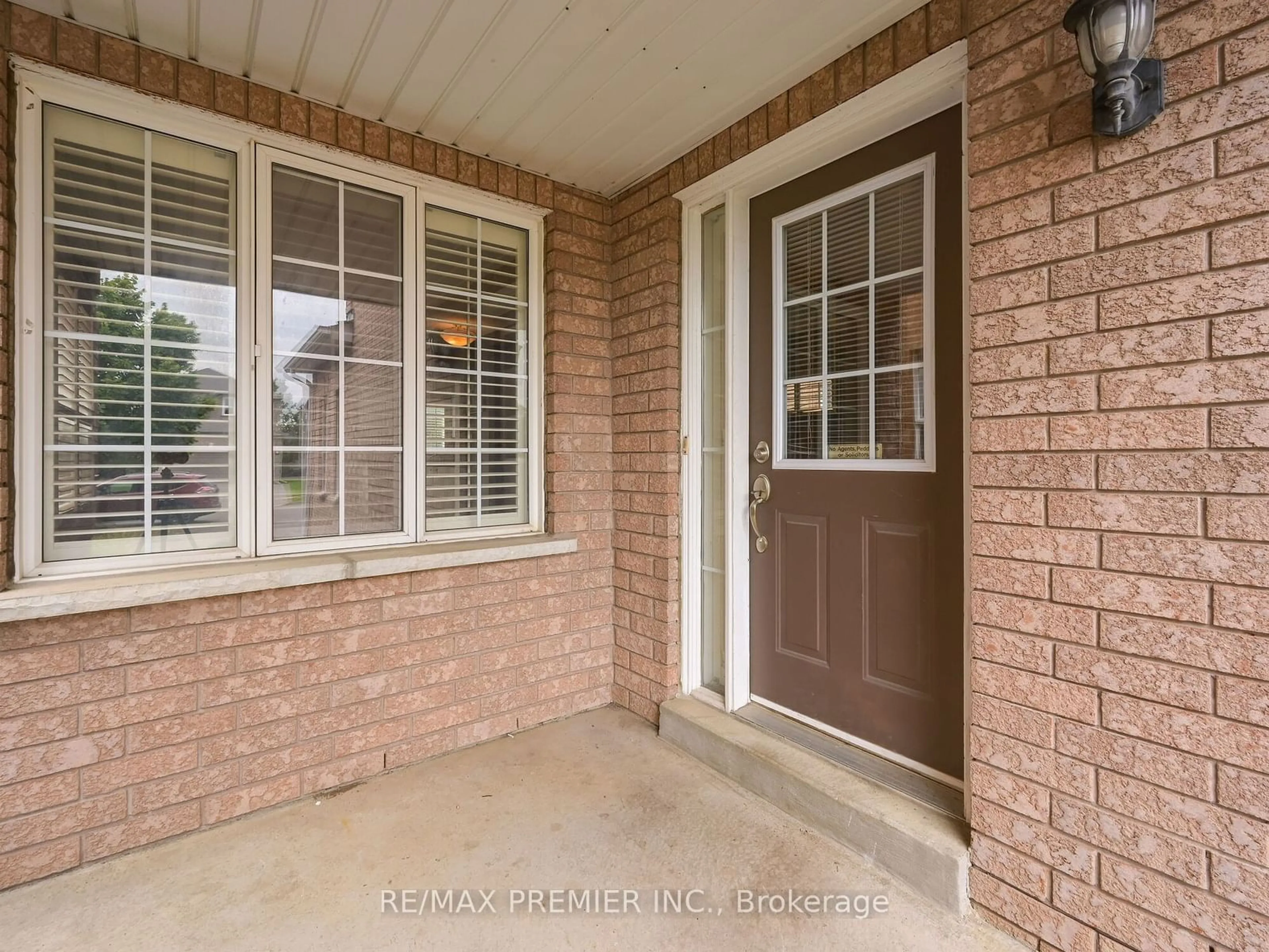 Indoor entryway, wood floors for 81 Archbury Circ, Caledon Ontario L7E 2H8