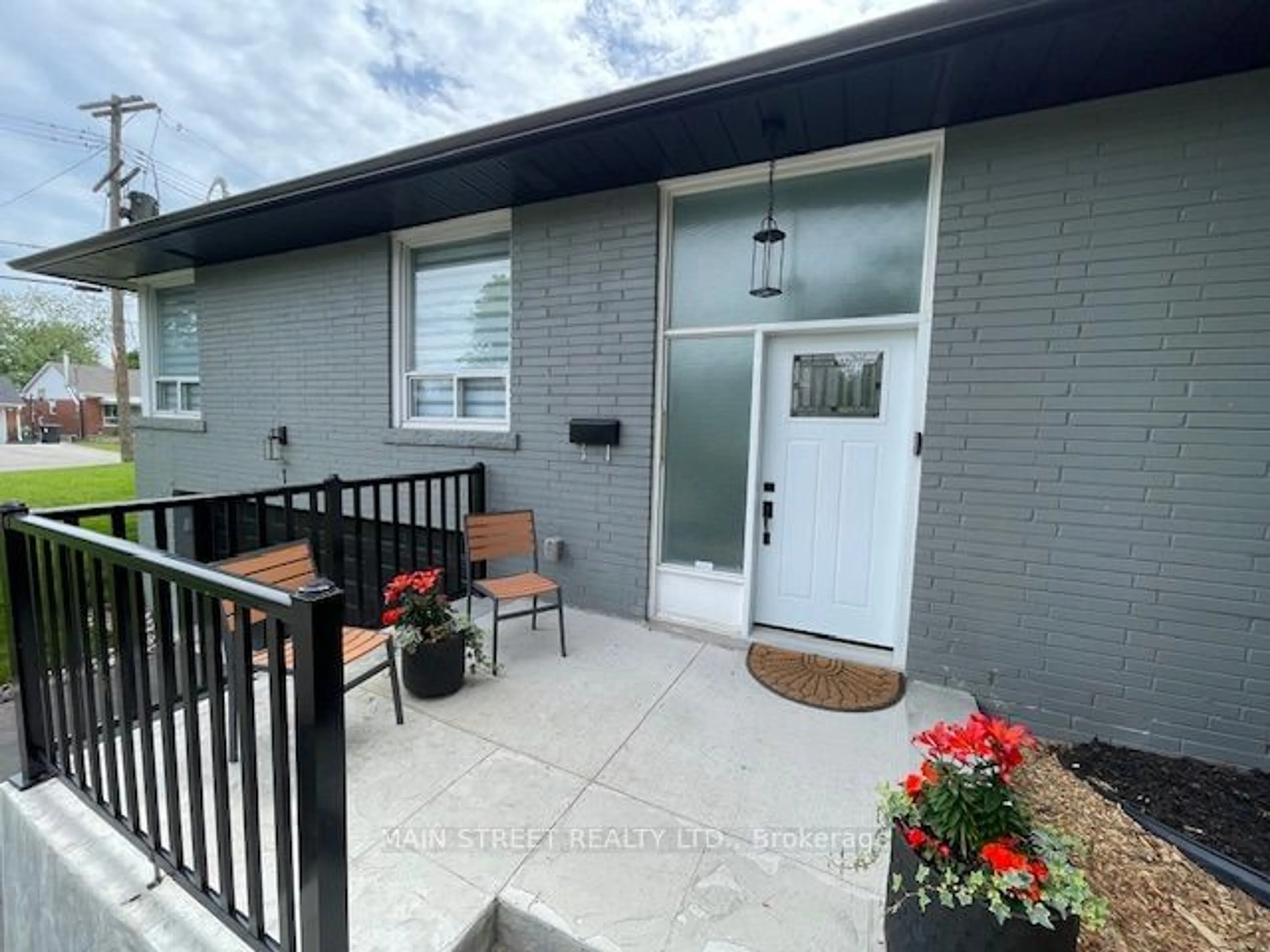 A pic from exterior of the house or condo for 1 Hillavon Dr, Toronto Ontario M9B 2P4