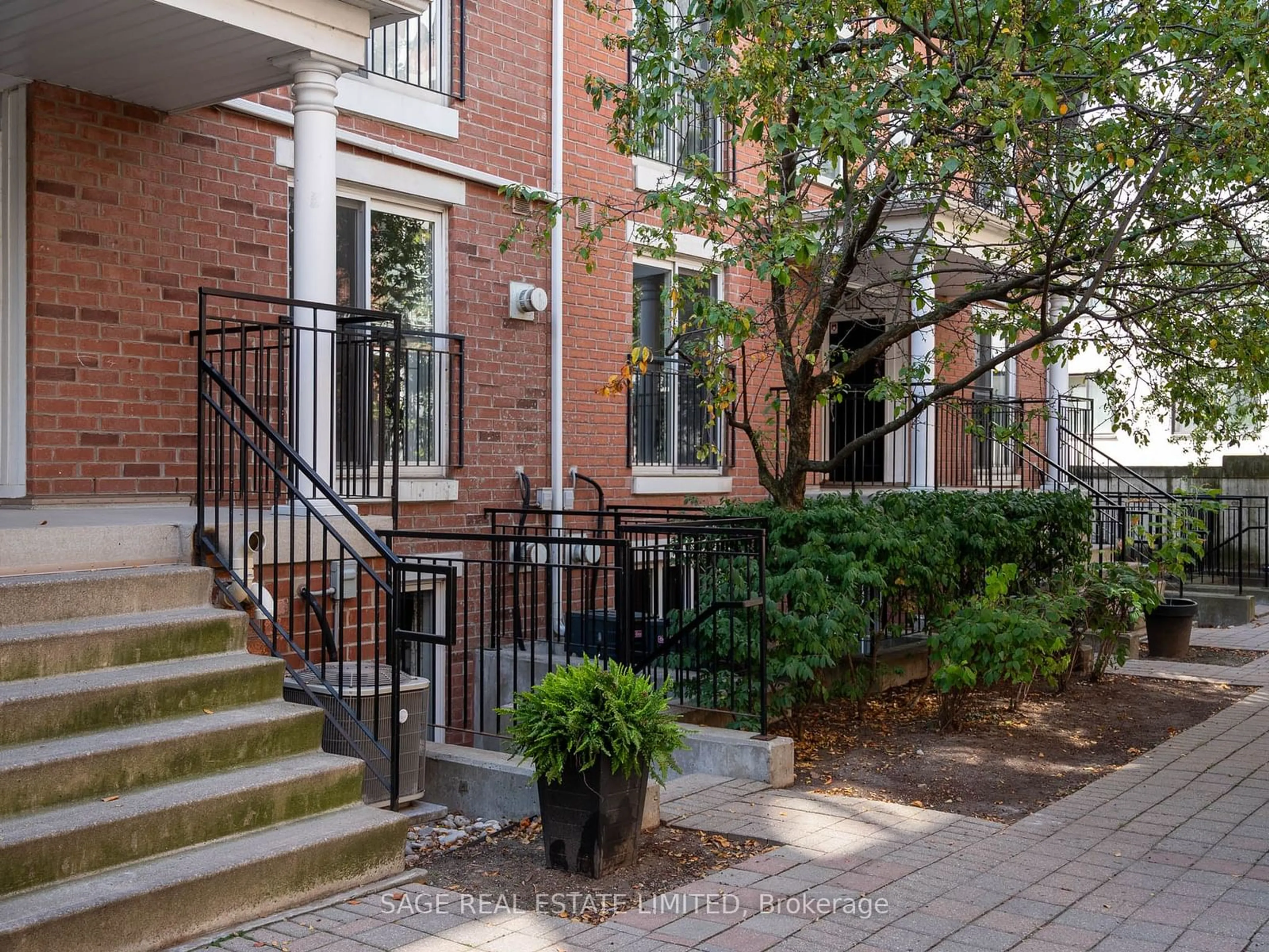 Home with brick exterior material for 16 Laidlaw St #925, Toronto Ontario M6K 1X2