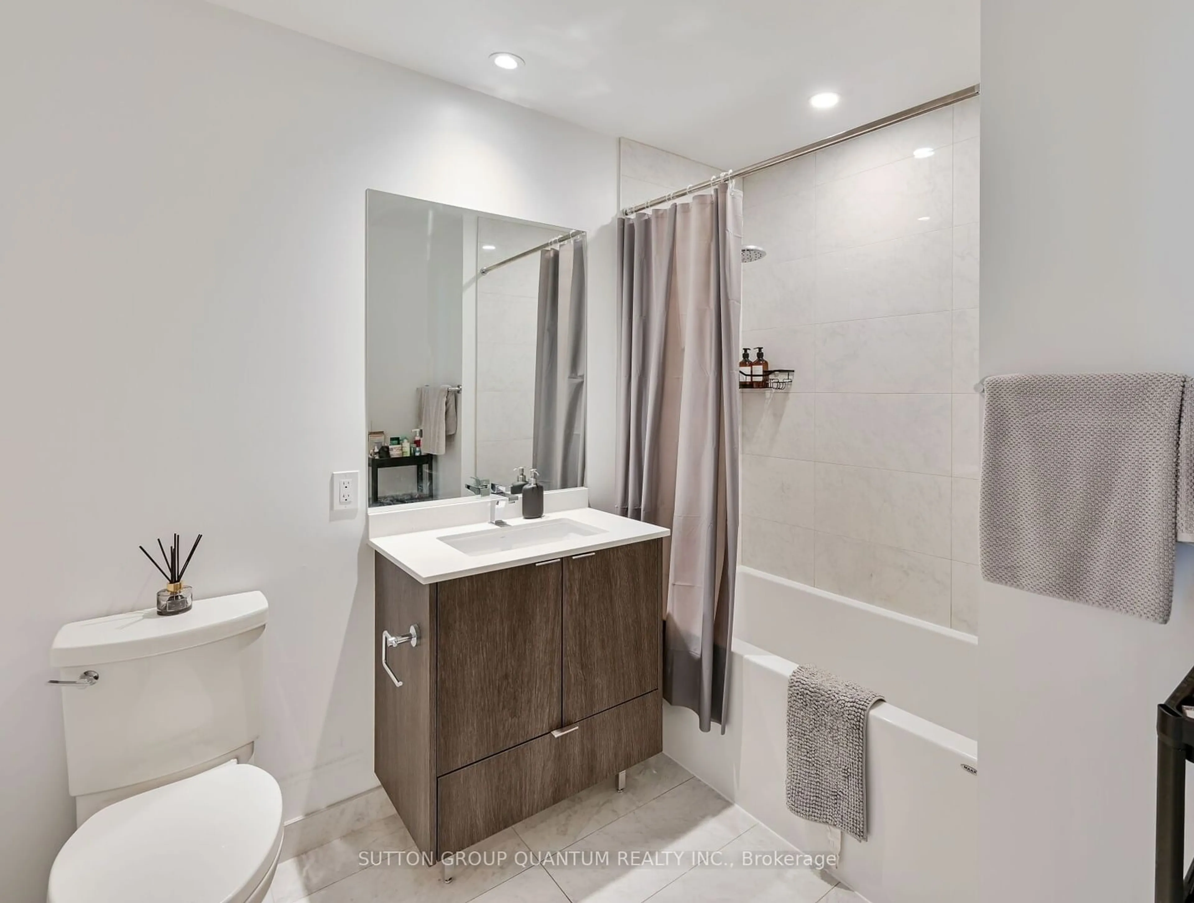 Contemporary bathroom, ceramic floors for 1928 Lake Shore Blvd #2105, Toronto Ontario M6S 0B1