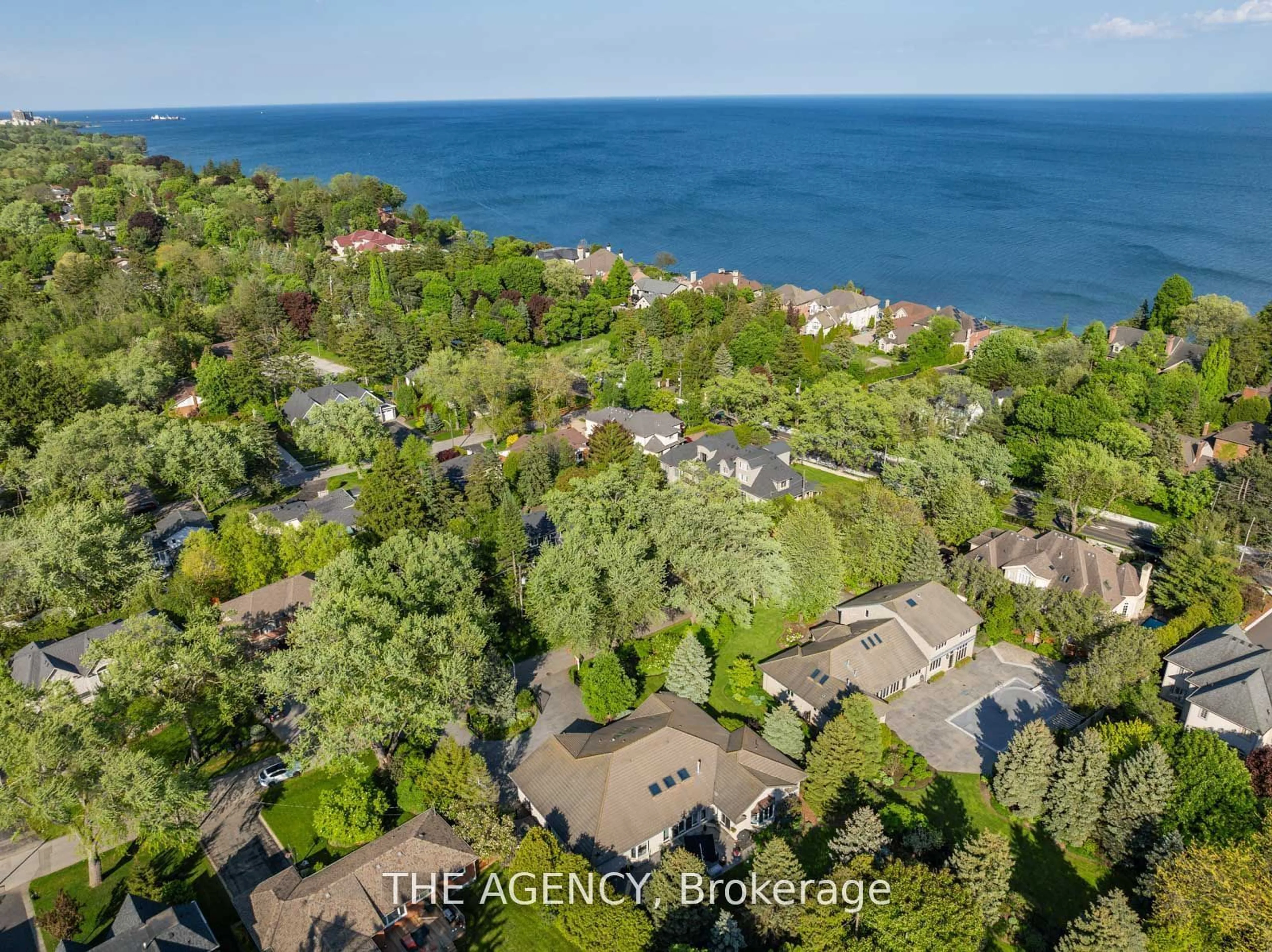 A pic from exterior of the house or condo, the street view for 212 Lakeside Ave, Burlington Ontario L7N 1Y5