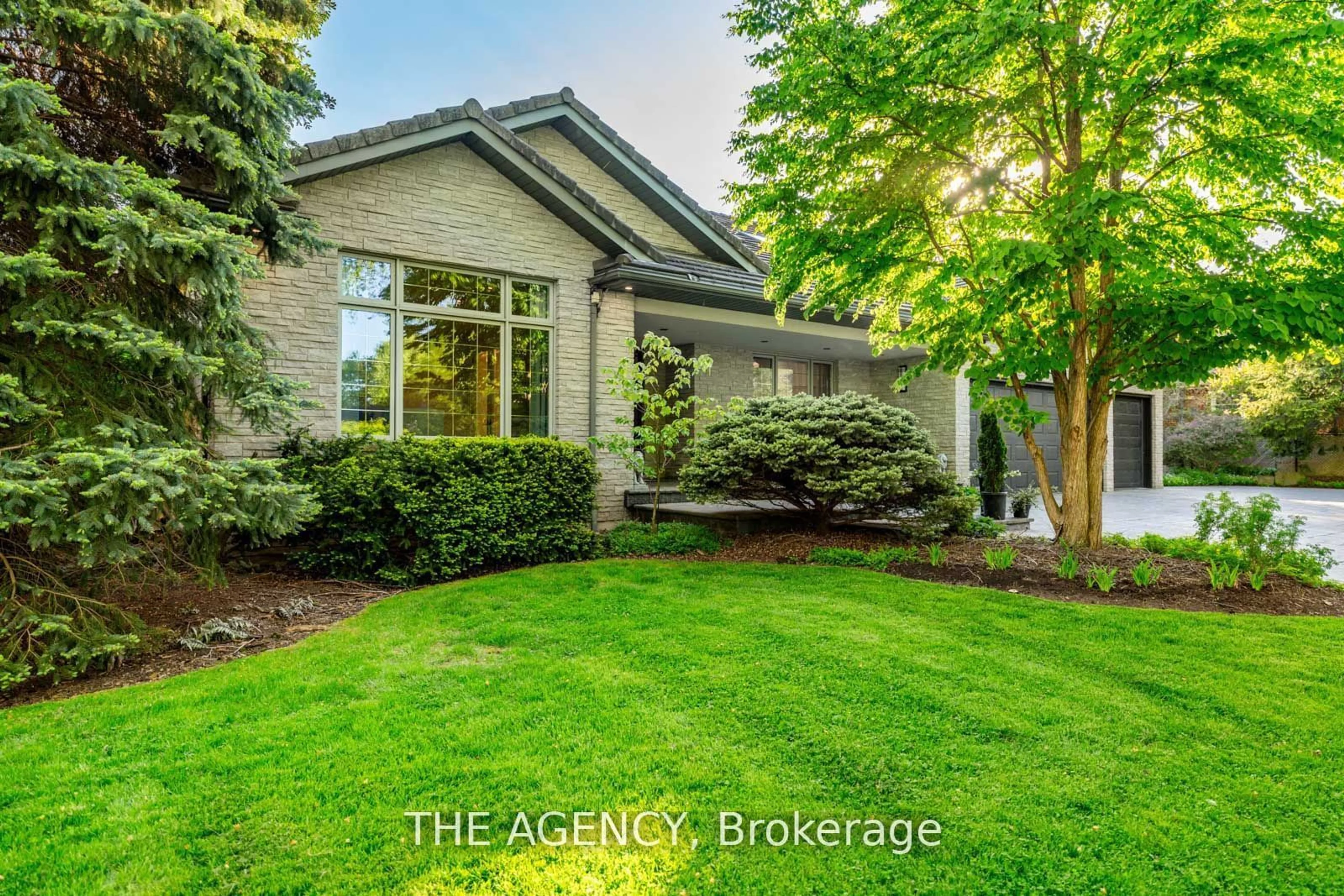 Frontside or backside of a home, cottage for 212 Lakeside Ave, Burlington Ontario L7N 1Y5