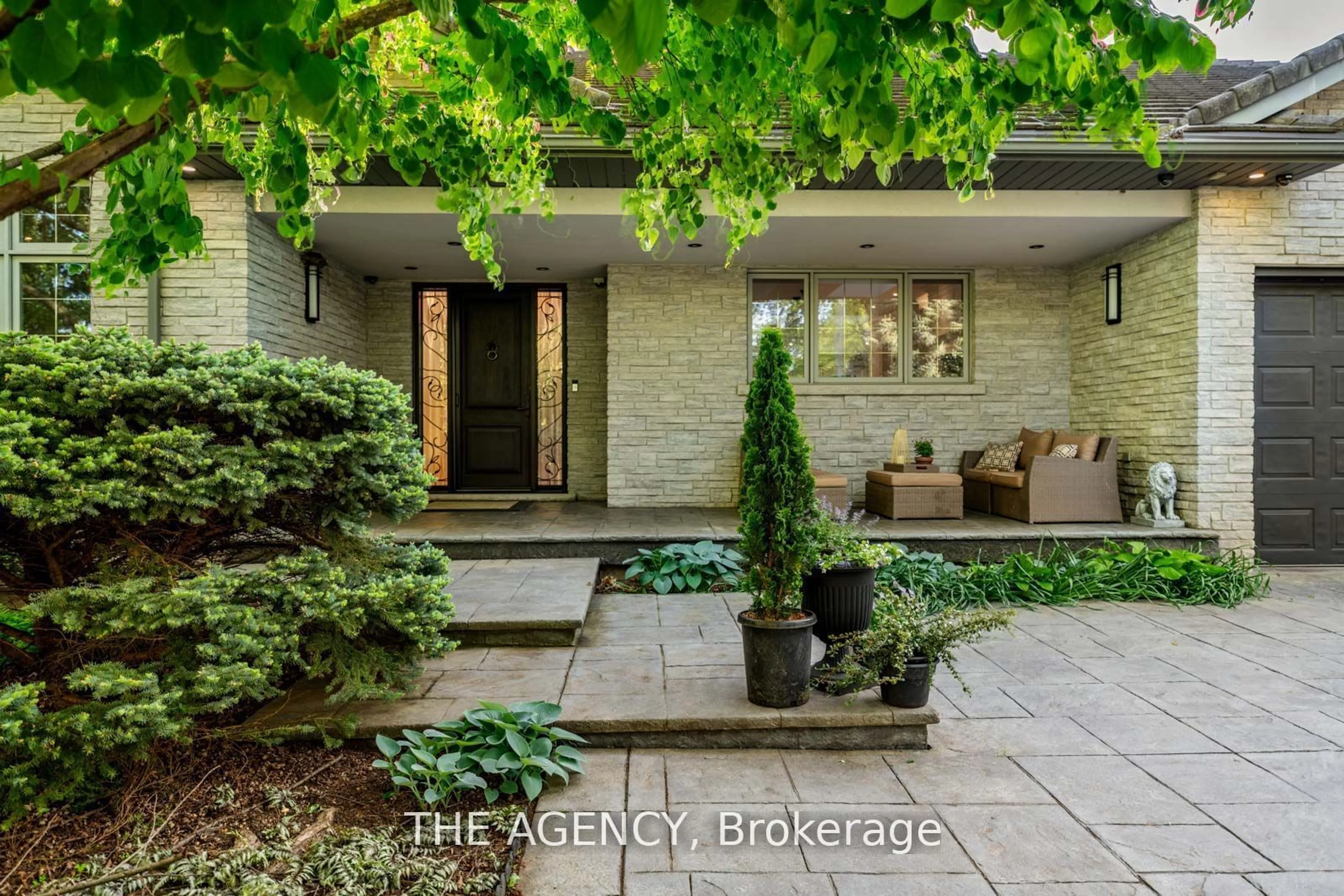 Indoor entryway, cement floor for 212 Lakeside Ave, Burlington Ontario L7N 1Y5