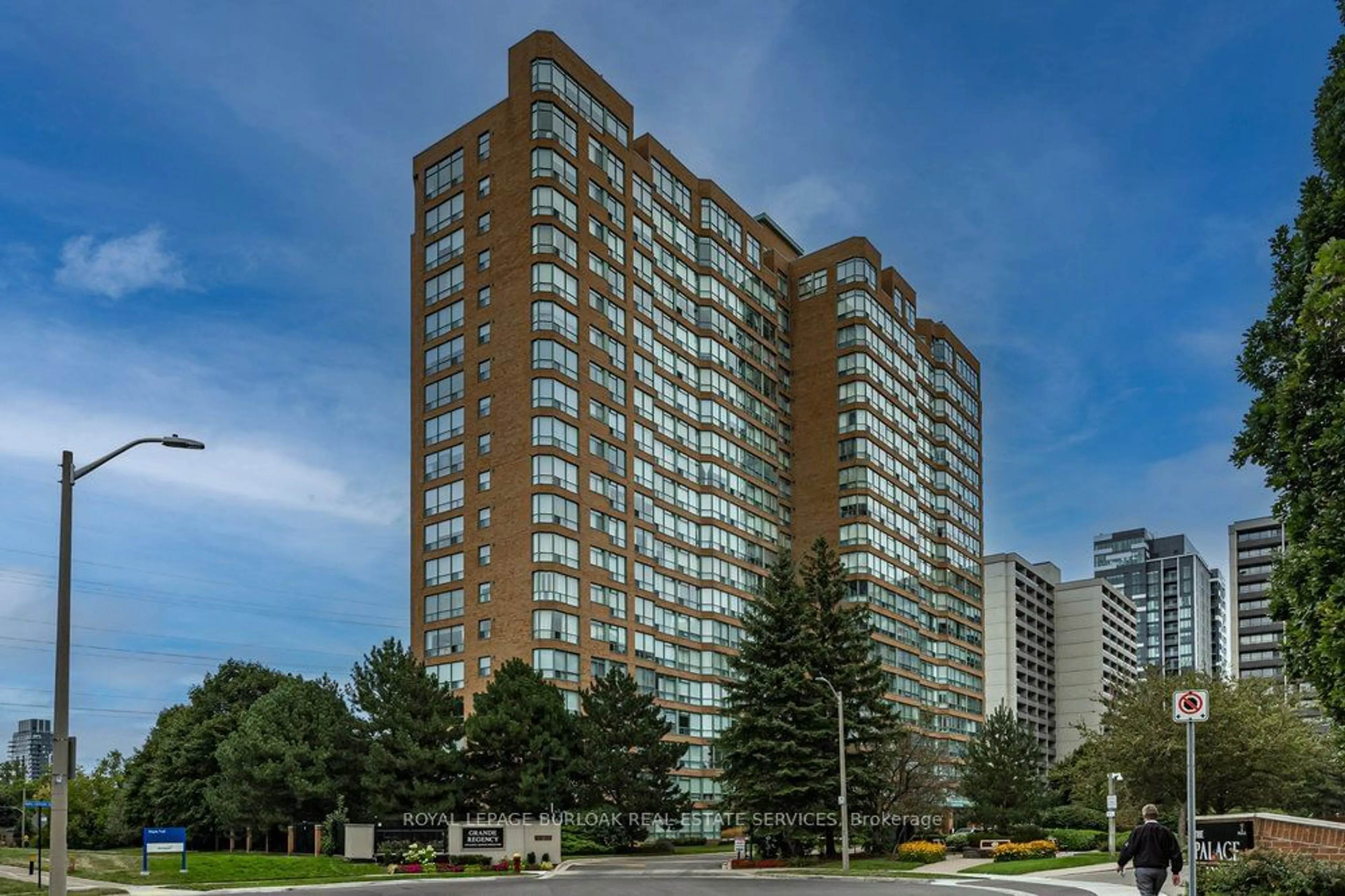 A pic from exterior of the house or condo, the front or back of building for 1276 Maple Crossing Blvd #PH3, Burlington Ontario L7S 2J9