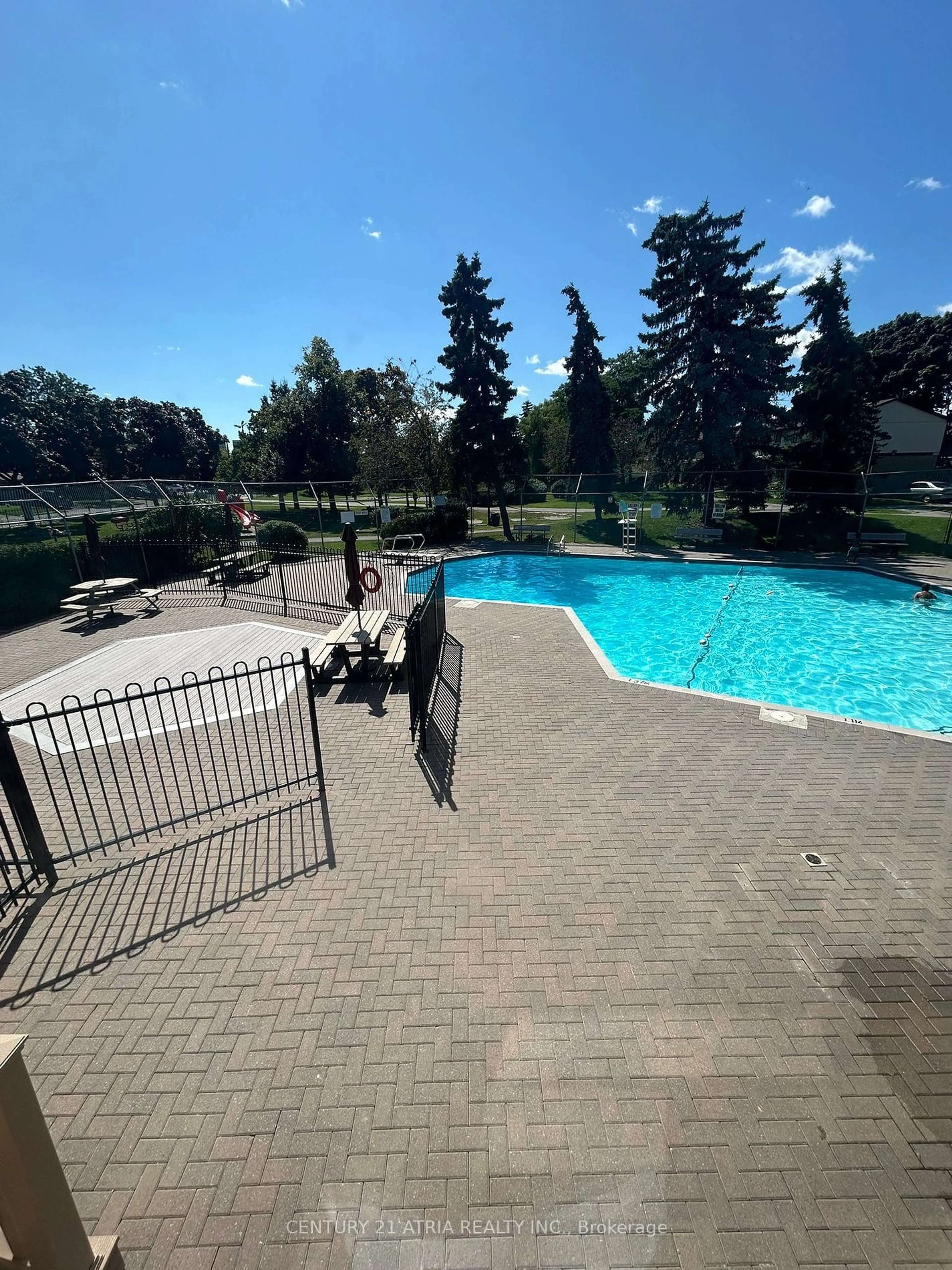 Indoor or outdoor pool for 45 Hansen Rd #124, Brampton Ontario L6V 3C5