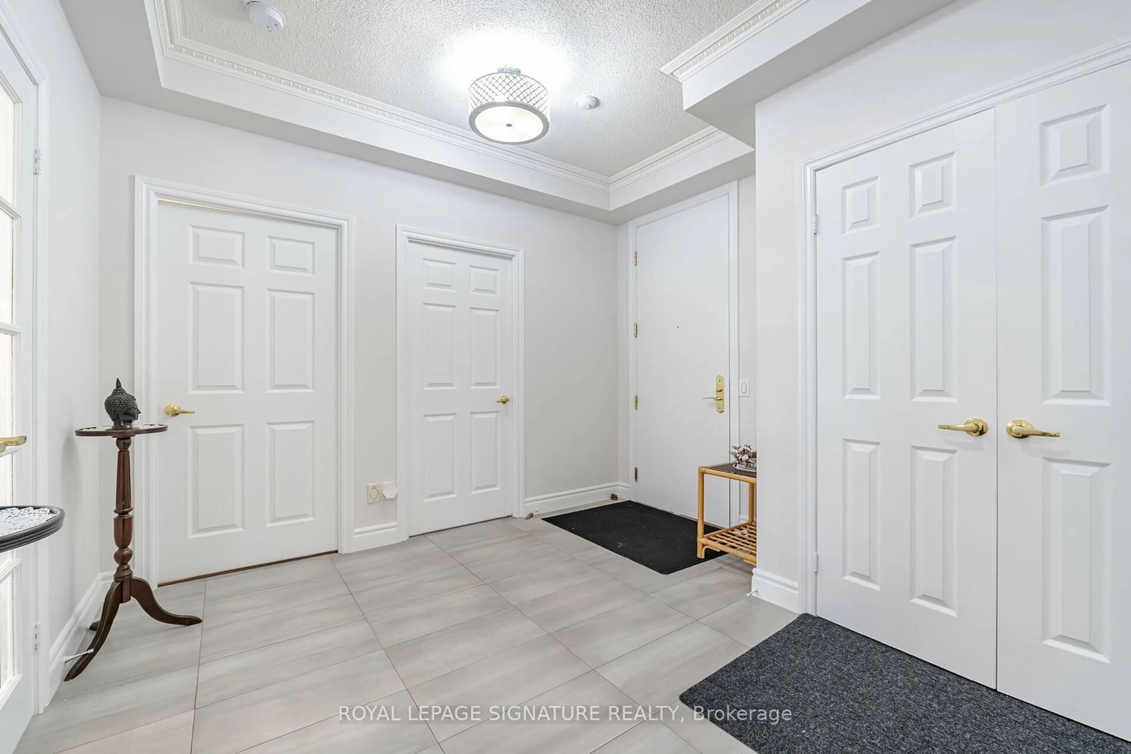 Indoor entryway for 25 Kingsbridge Garden Circ #2808, Mississauga Ontario L5R 4B1