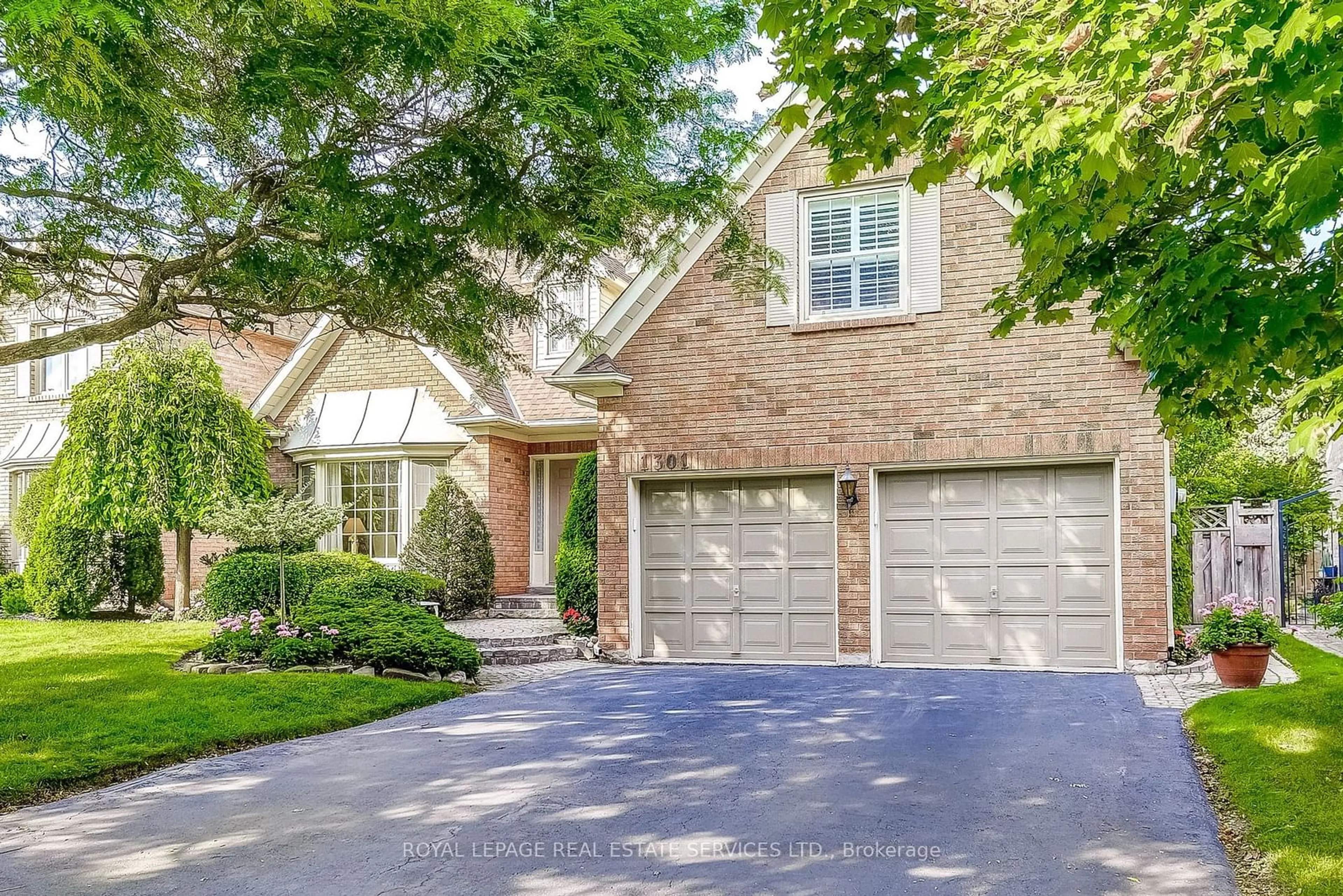 Home with brick exterior material for 1301 Mapleridge Cres, Oakville Ontario L6M 2H1