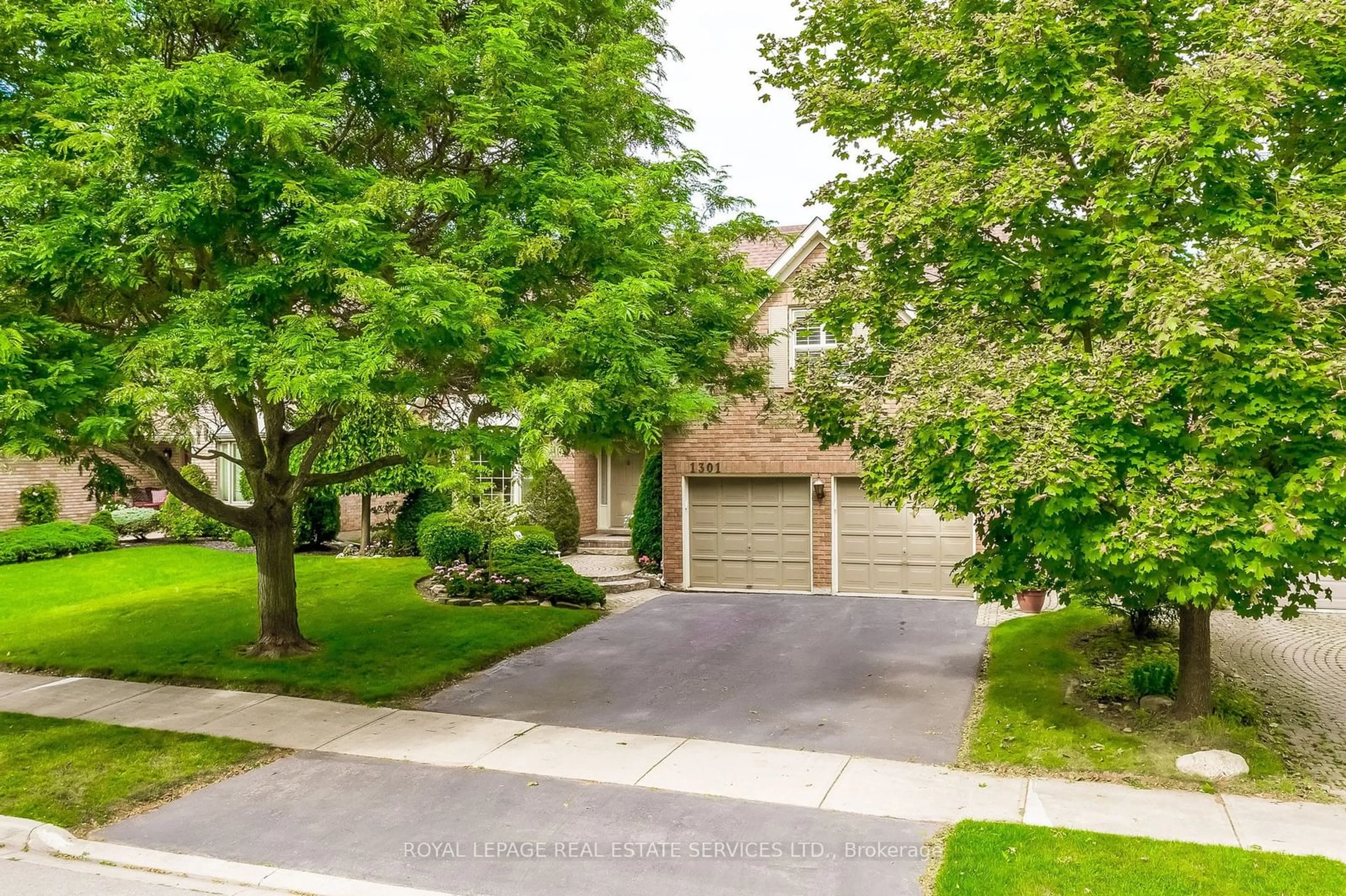 A pic from exterior of the house or condo, the street view for 1301 Mapleridge Cres, Oakville Ontario L6M 2H1