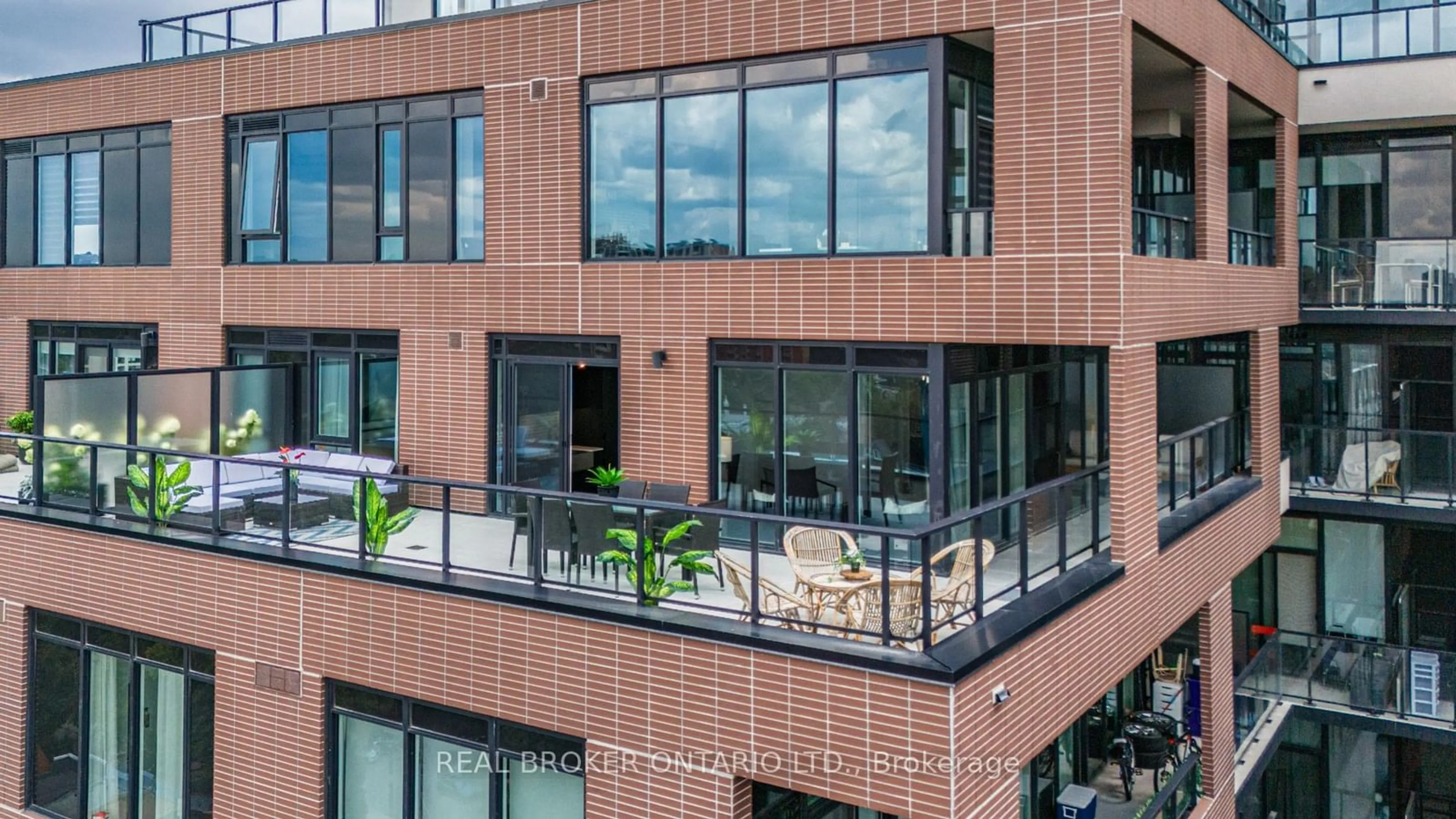 Home with brick exterior material for 270 Dufferin St #1213, Toronto Ontario M6K 0H8