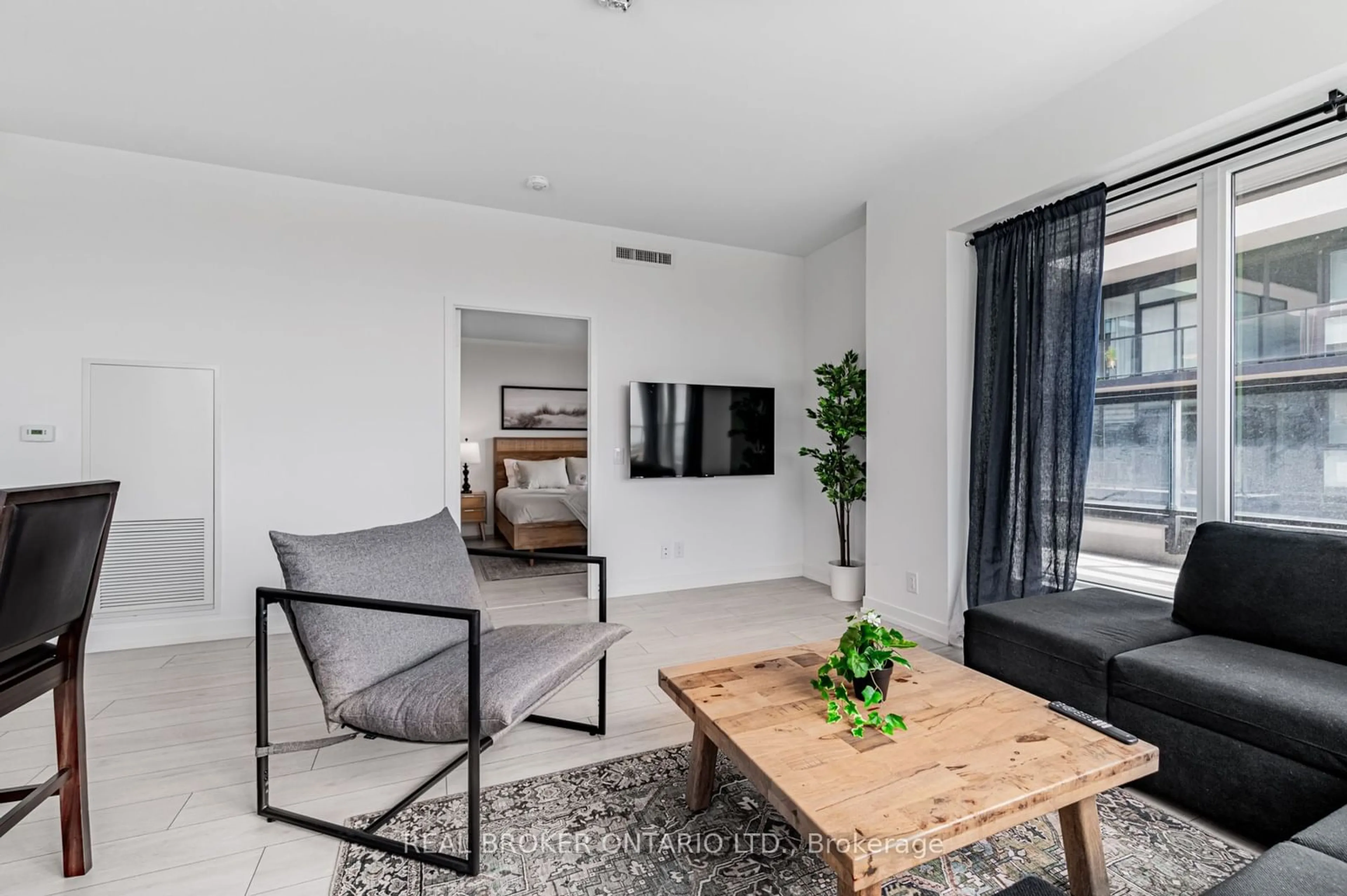 Living room for 270 Dufferin St #1213, Toronto Ontario M6K 0H8