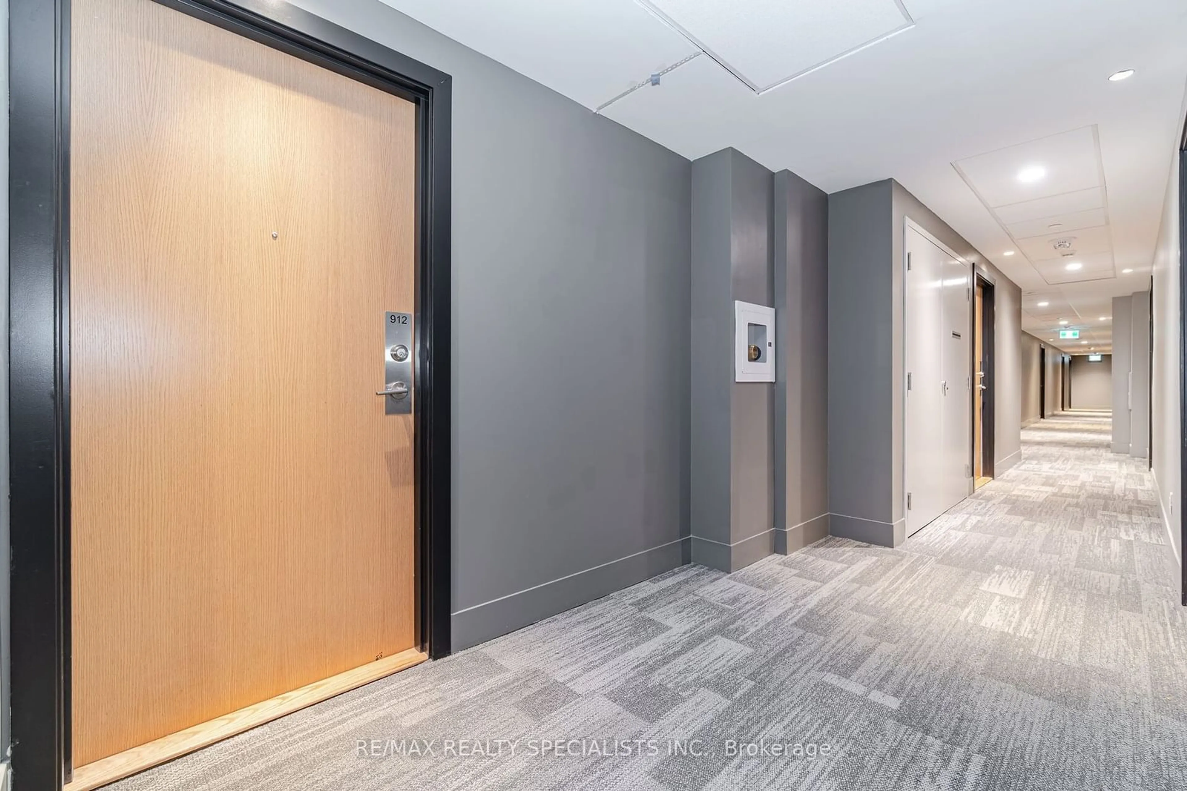 Indoor foyer for 1787 St Clair Ave #912, Toronto Ontario M6N 0B7