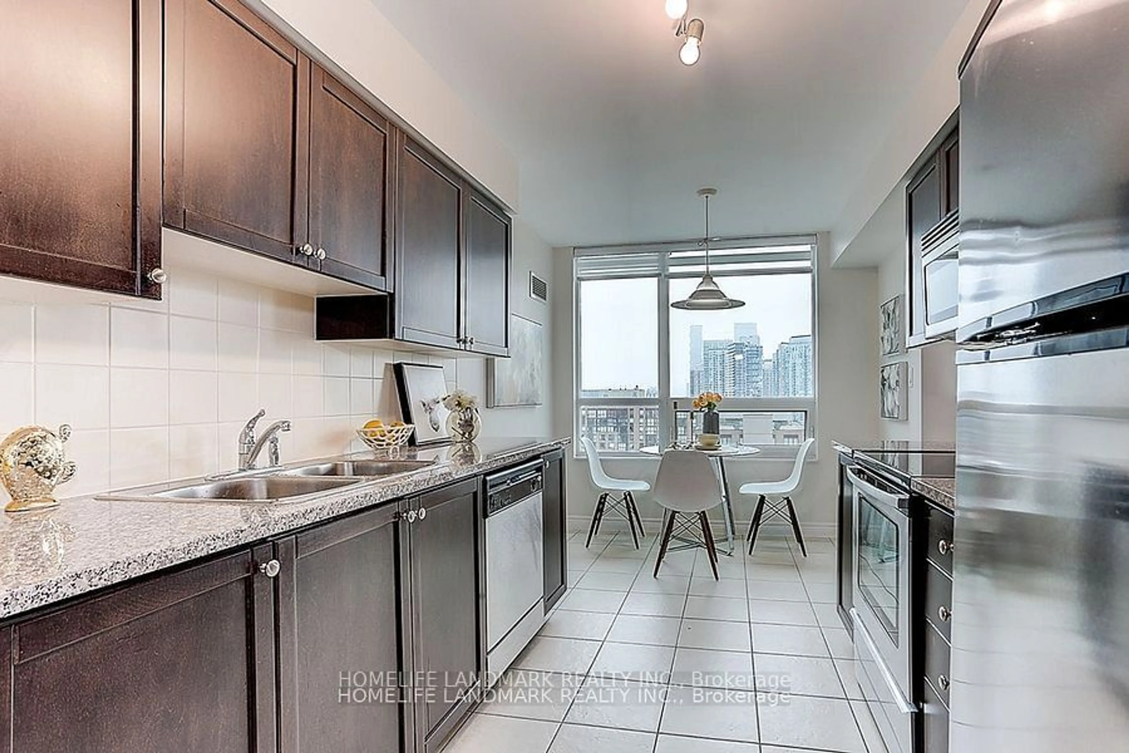 Standard kitchen for 208 Enfield Pl #2907, Mississauga Ontario L5B 0G8