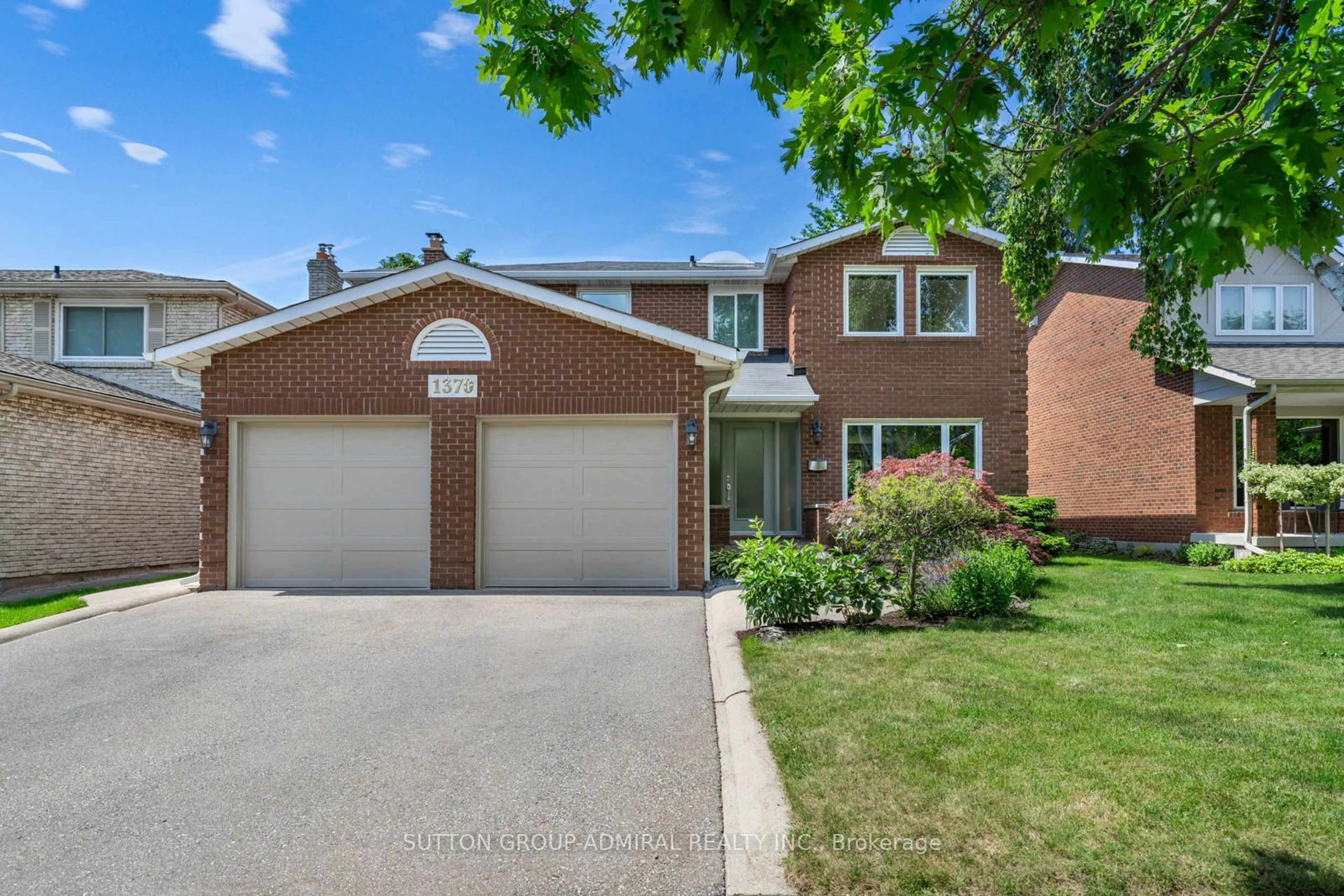 Frontside or backside of a home for 1370 Lancaster Dr, Oakville Ontario L6H 3B9