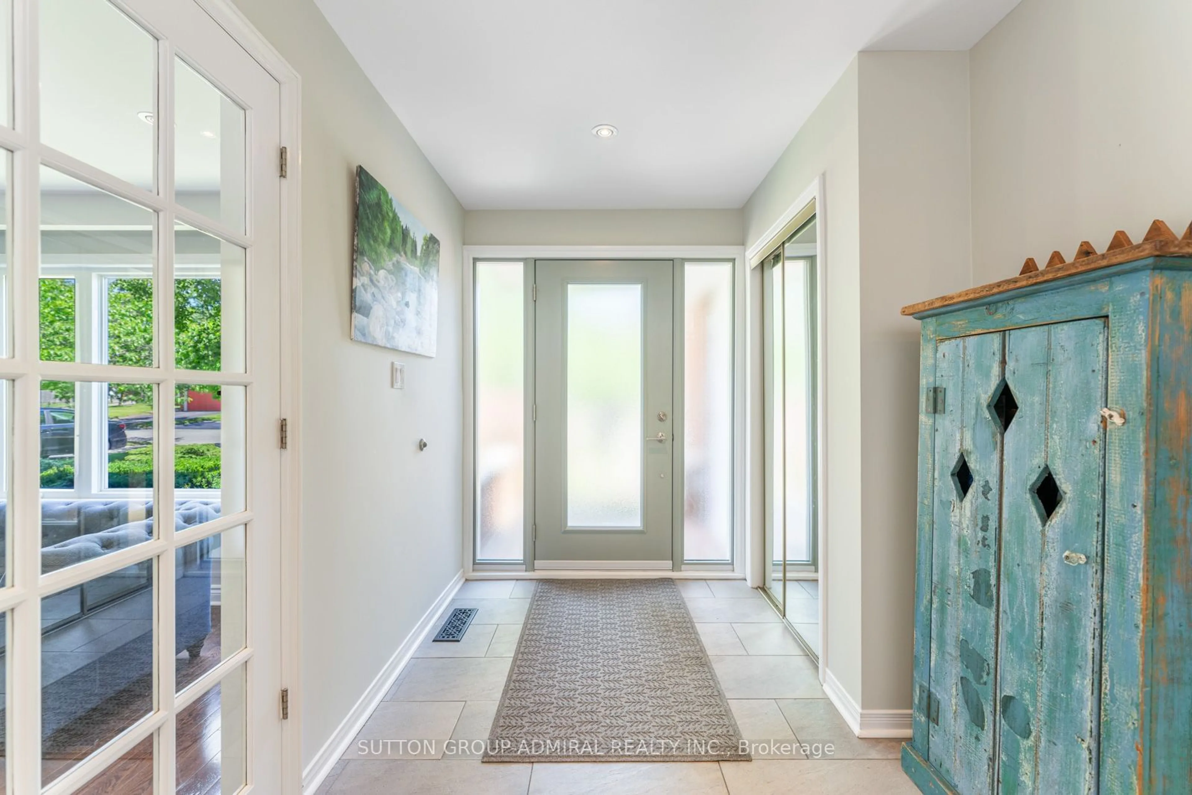 Indoor entryway for 1370 Lancaster Dr, Oakville Ontario L6H 3B9