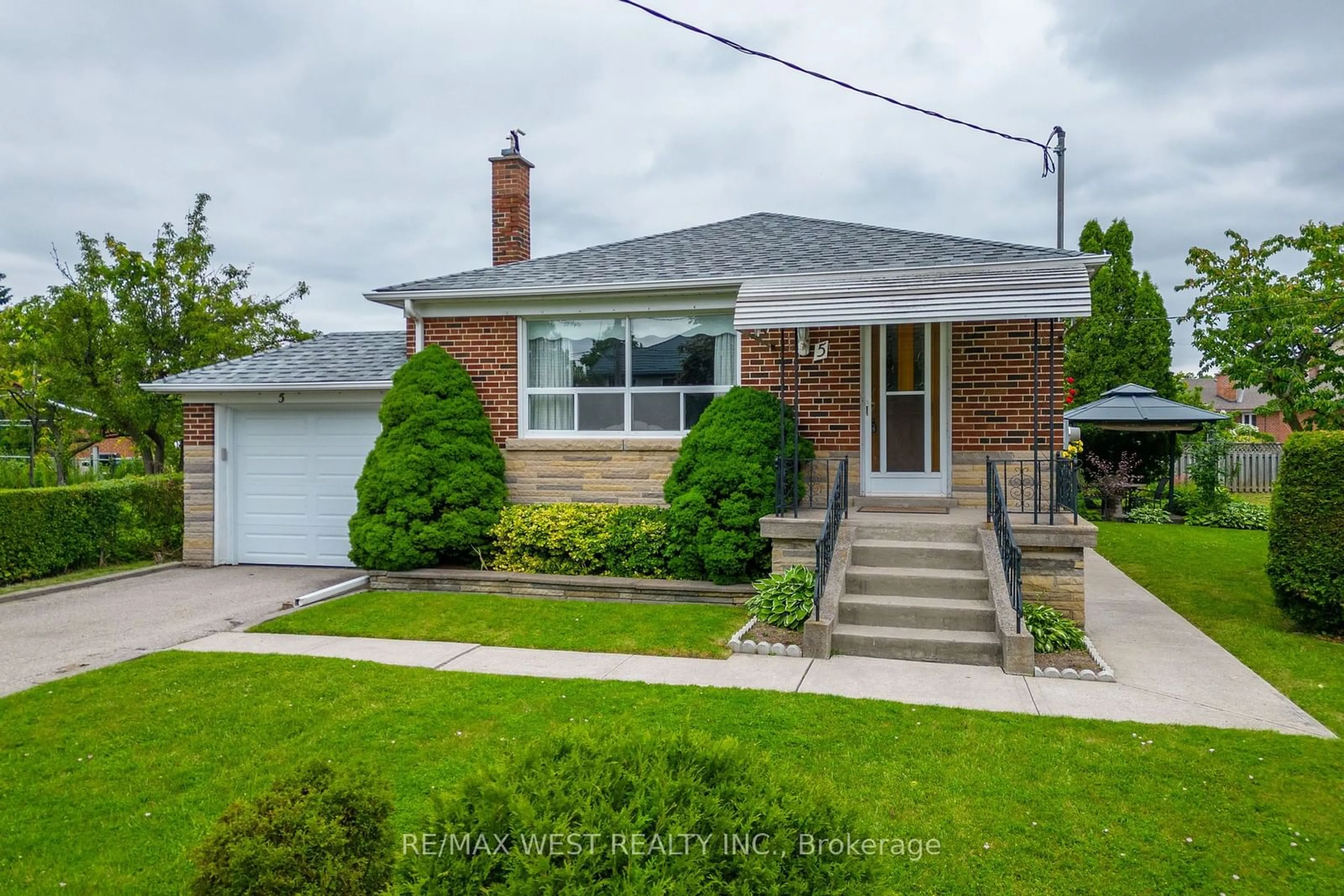 Frontside or backside of a home, cottage for 5 Picton Cres, Toronto Ontario M3K 1W4