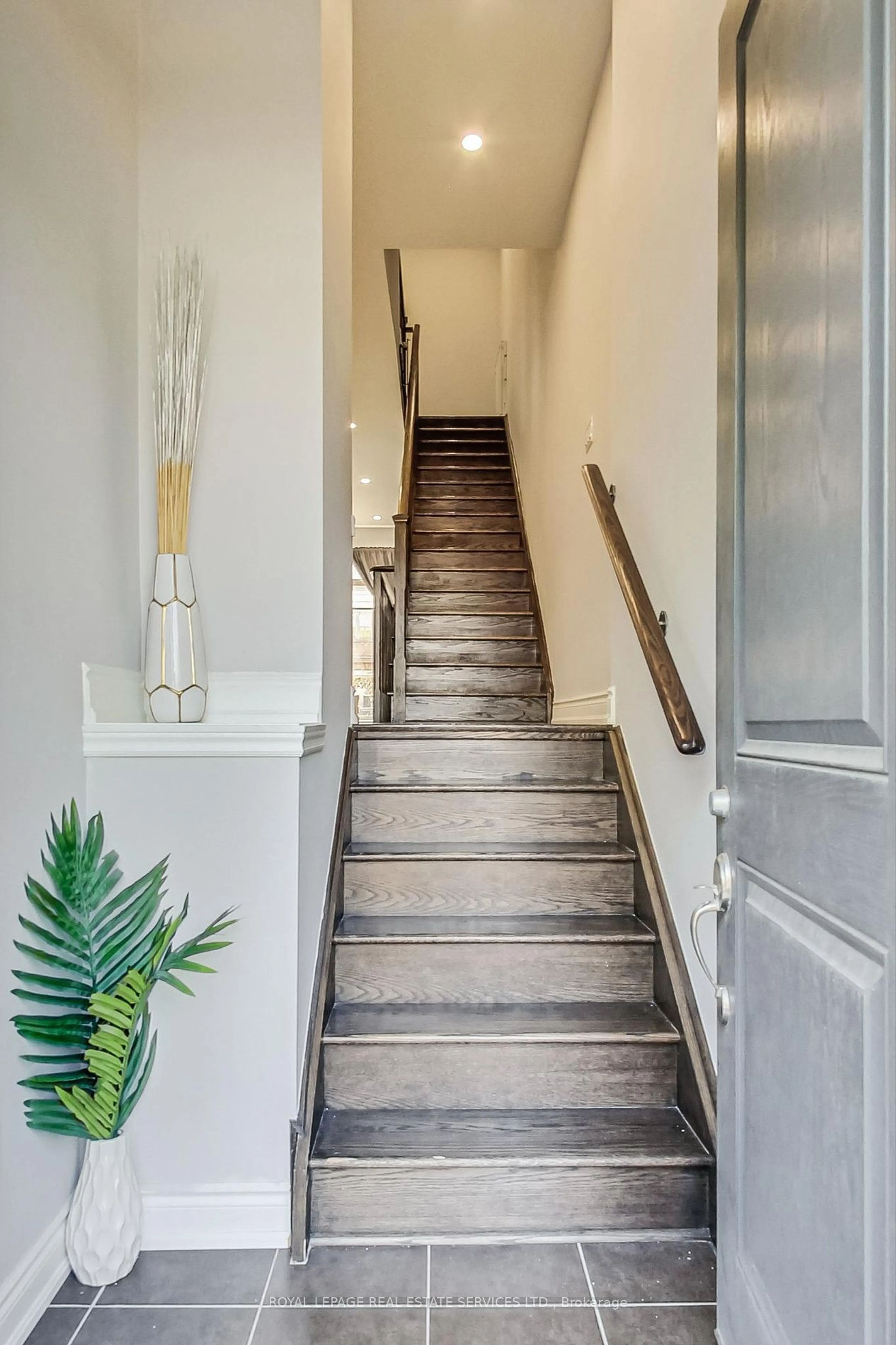 Indoor entryway, wood floors for 1022A Islington Ave, Toronto Ontario M8Z 0E5