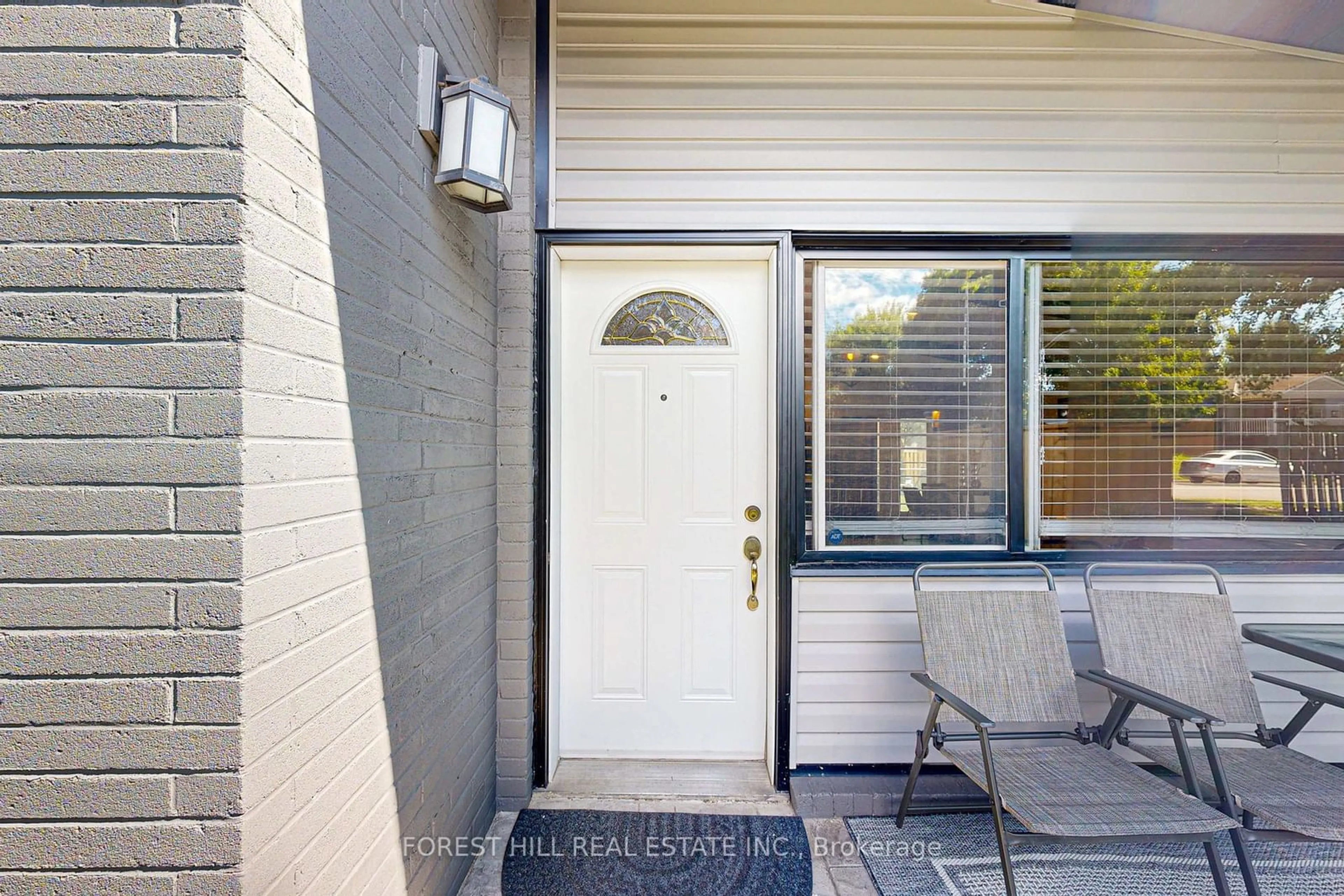 Indoor entryway for 294 Steeles Ave, Milton Ontario L9T 1Y4