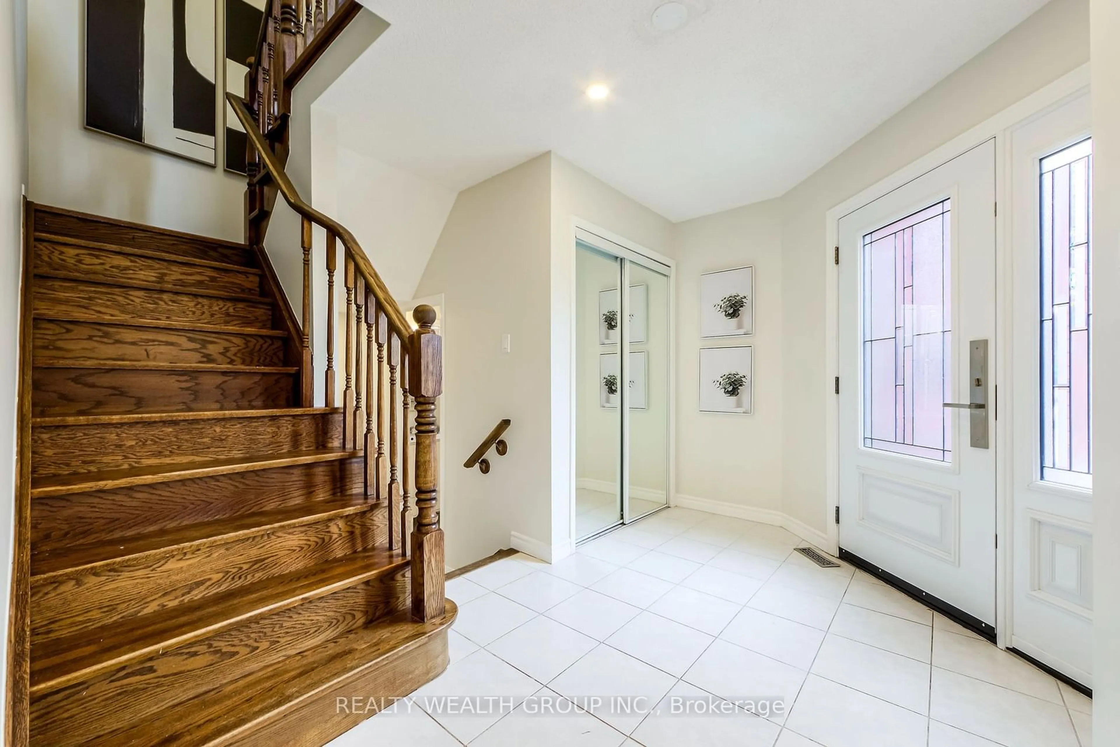 Indoor entryway for 2153 Oak Bliss Cres, Oakville Ontario L6M 3K2