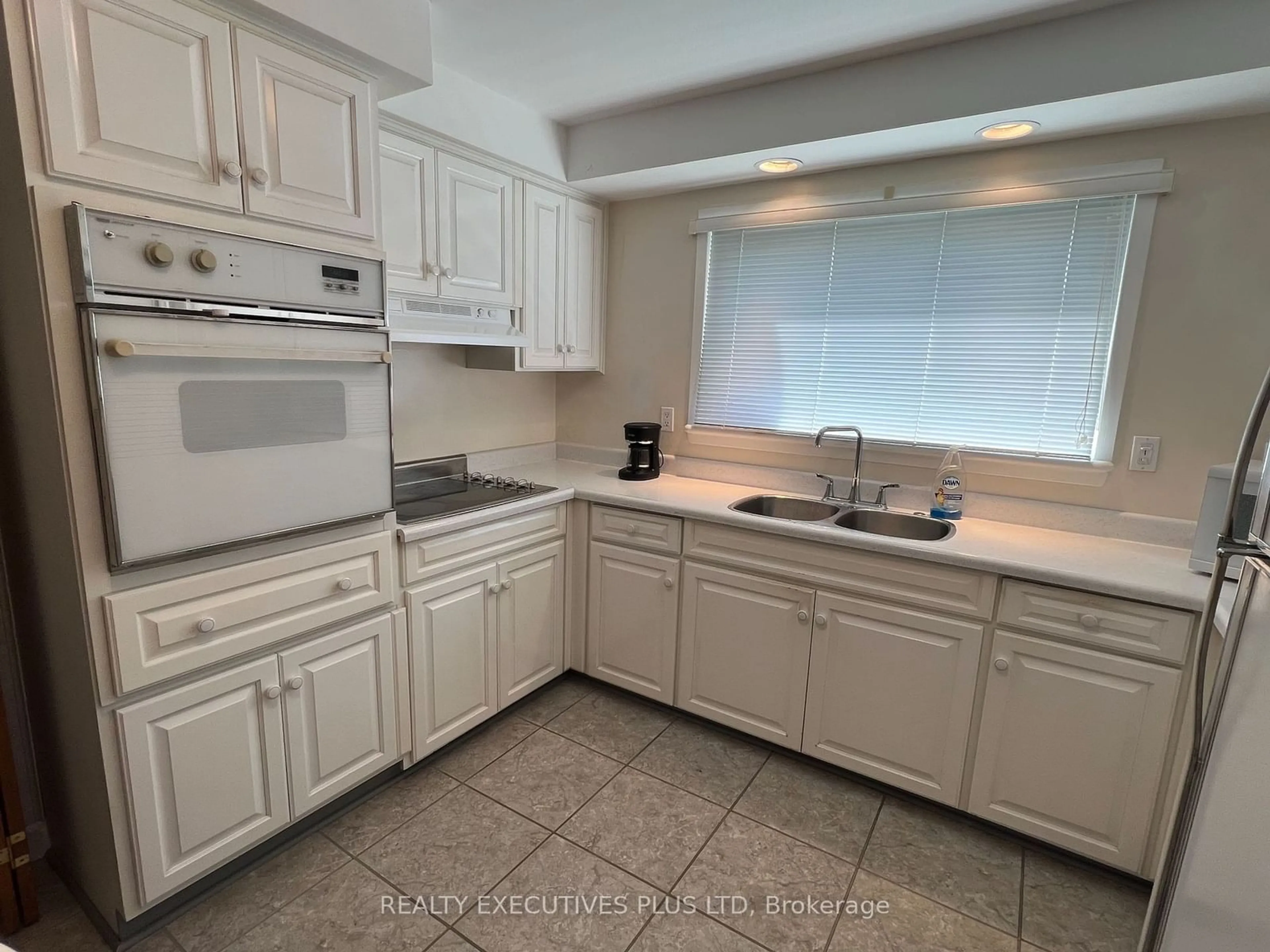 Standard kitchen for 39 Glebe Cres, Brampton Ontario L6S 1E9