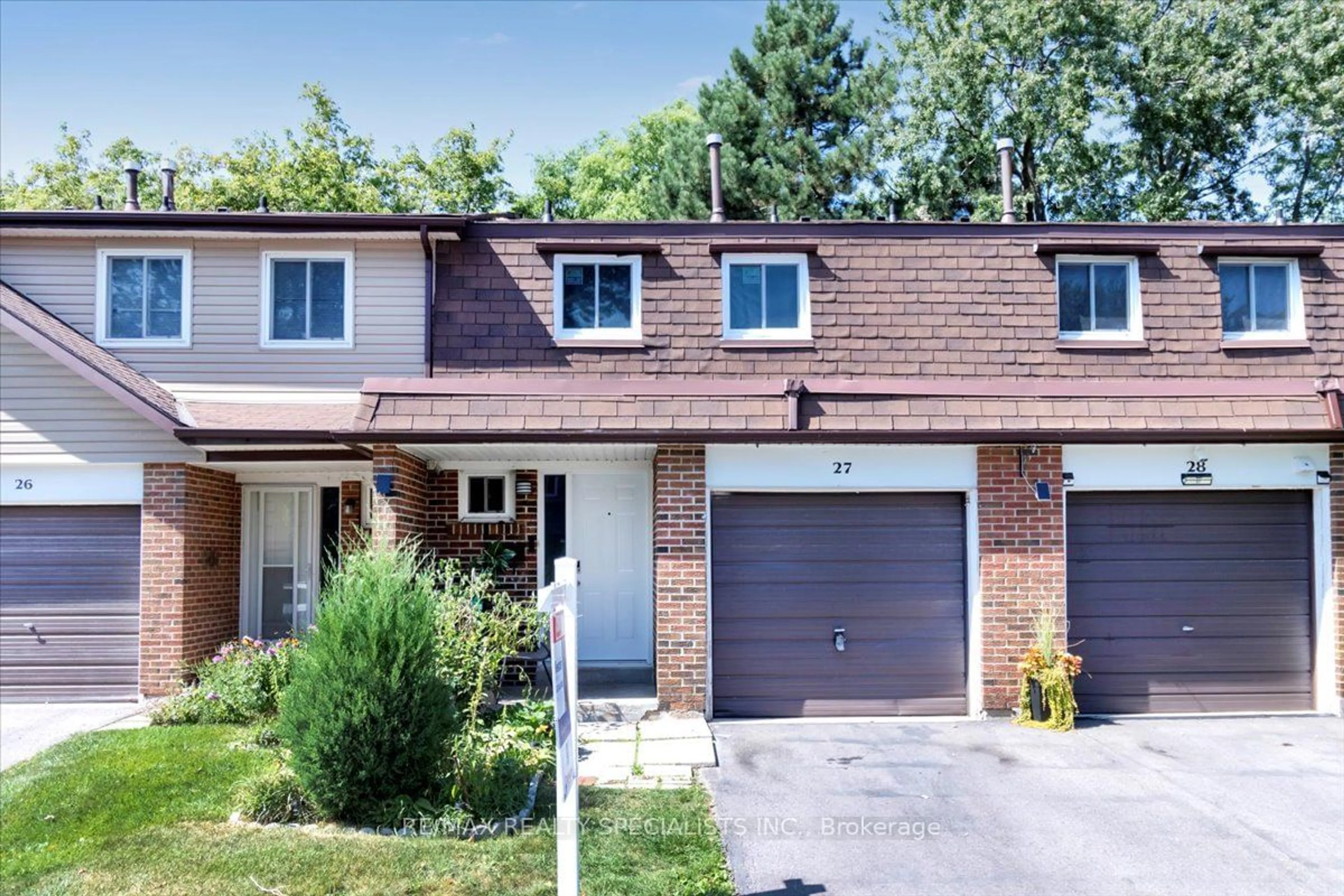 Home with brick exterior material for 3025 Cedar Glen Gate #27, Mississauga Ontario L5C 2V7