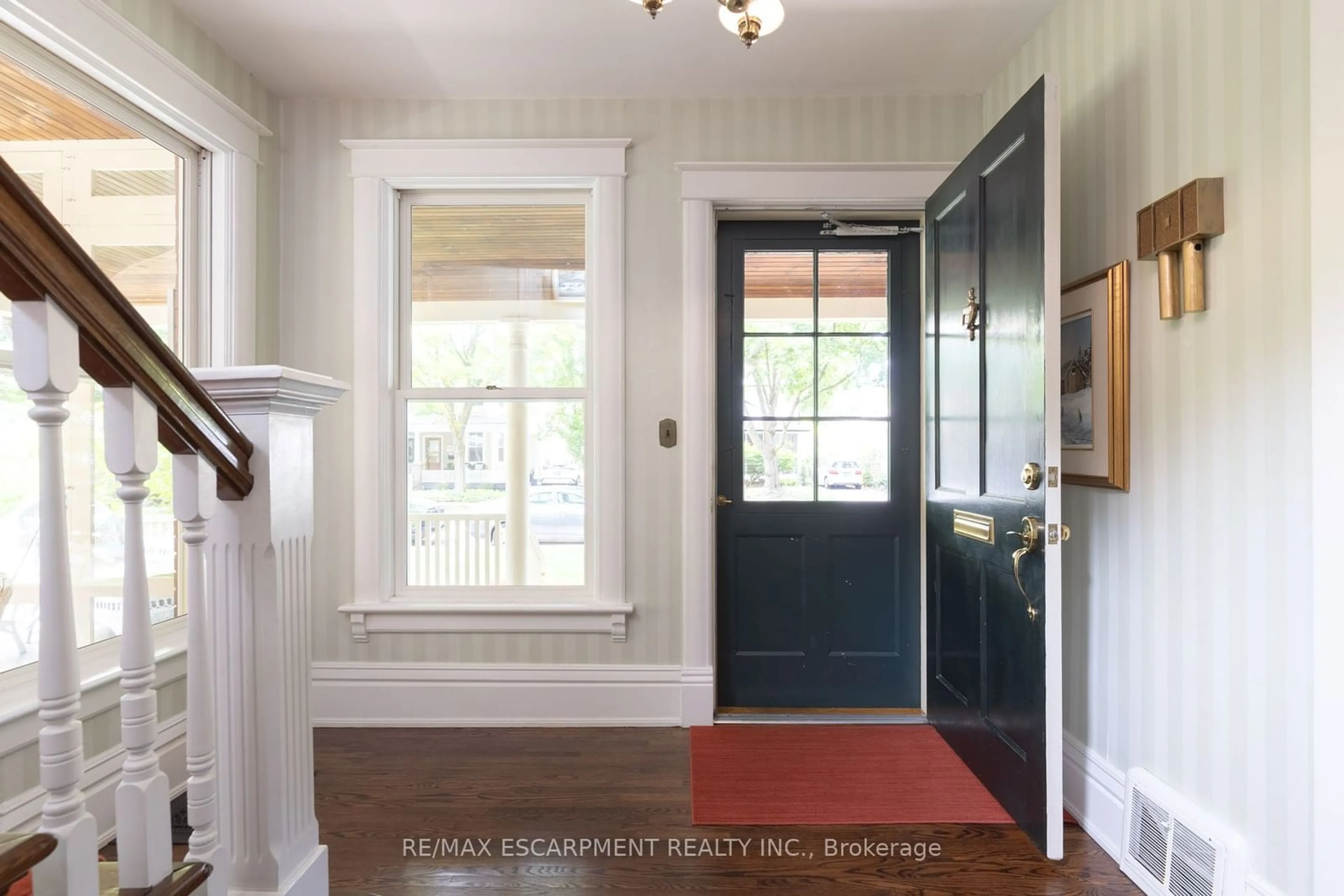 Indoor entryway, wood floors for 302 William St, Oakville Ontario L6J 1E4