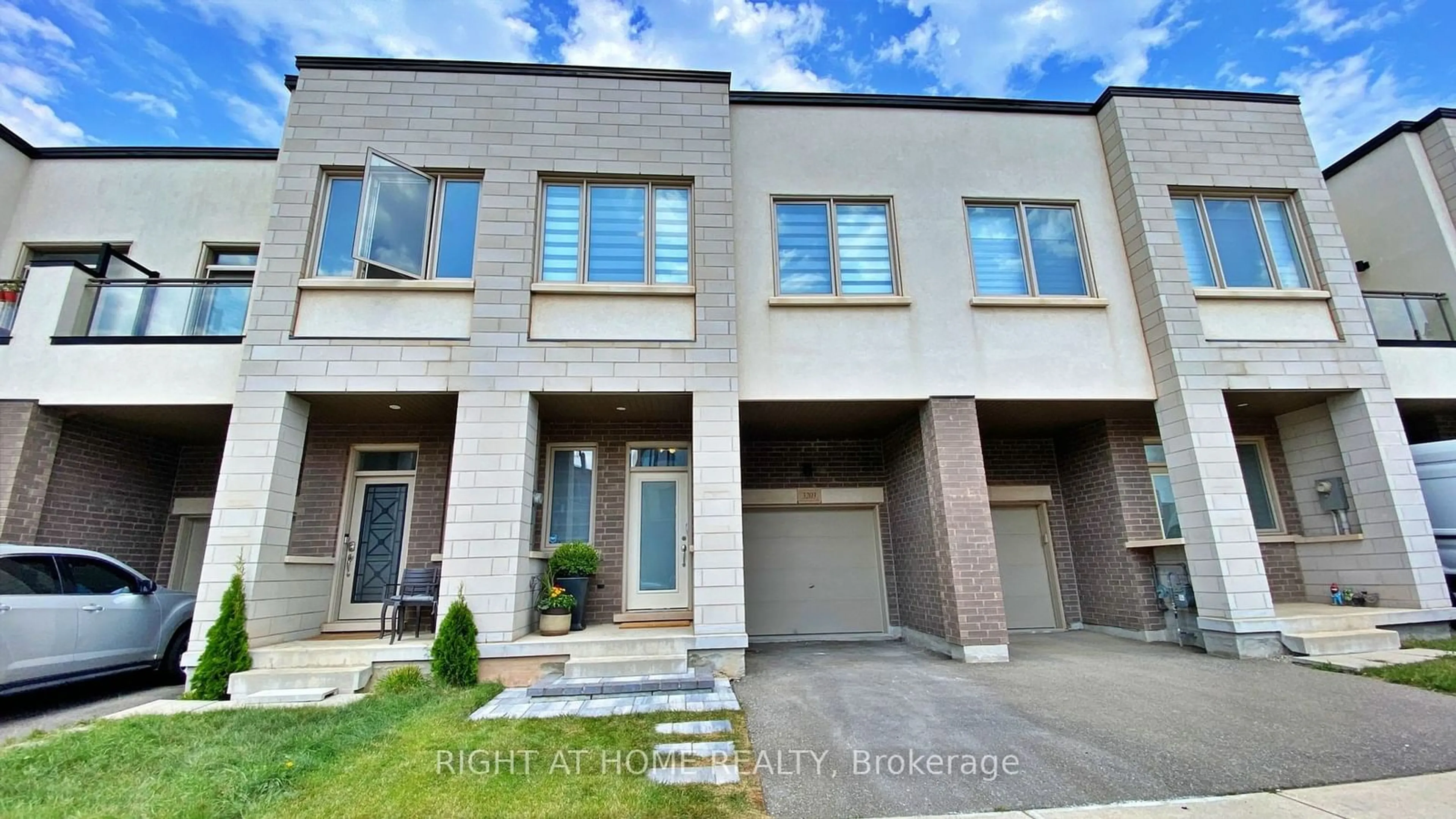 A pic from exterior of the house or condo for 3203 Mintwood Circ, Oakville Ontario L6H 7C3