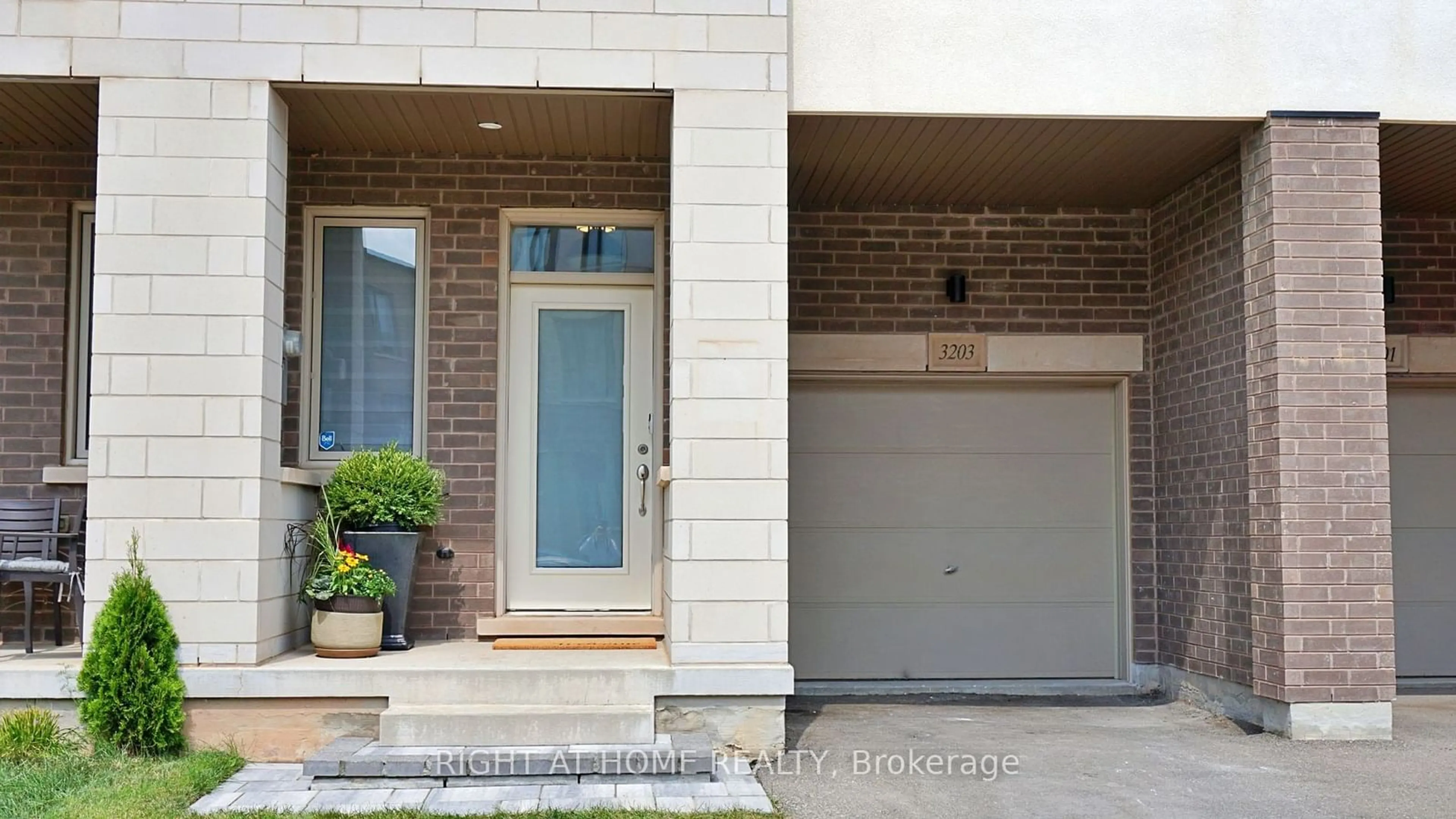 Indoor entryway for 3203 Mintwood Circ, Oakville Ontario L6H 7C3