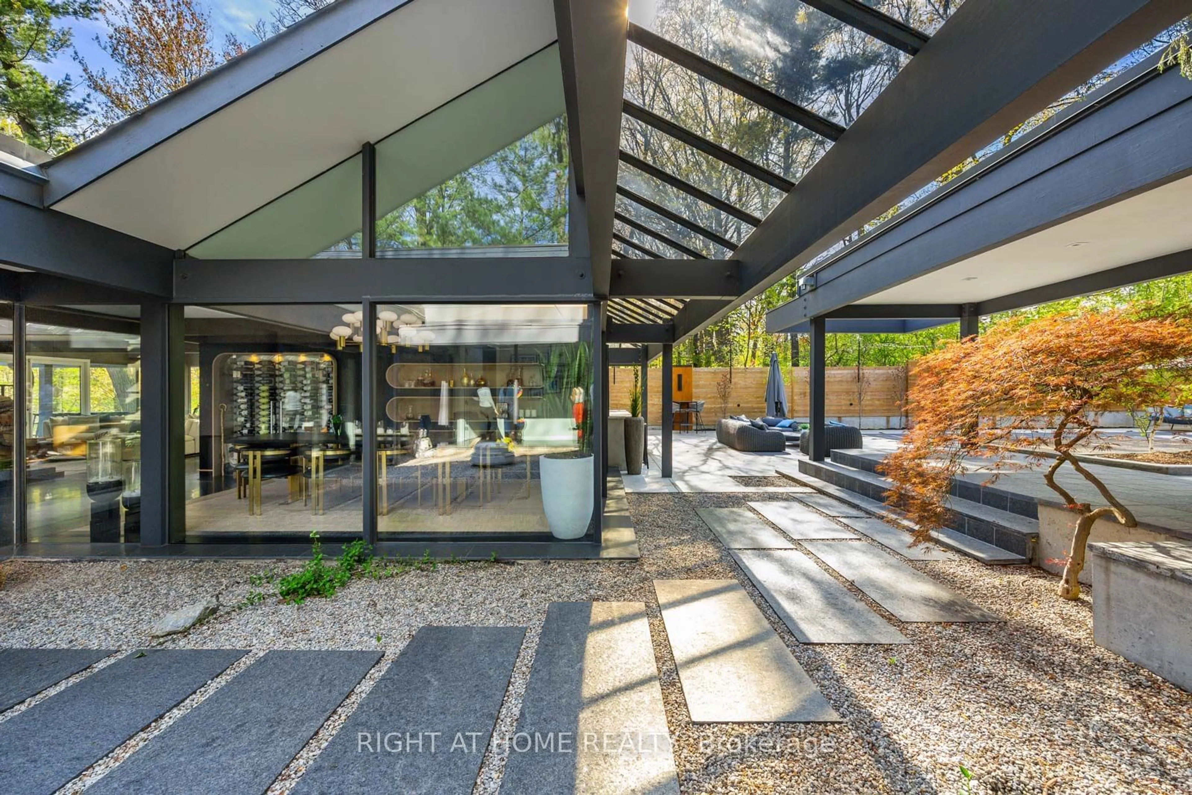 Indoor foyer, cement floor for 80 North Dr, Toronto Ontario M9A 4R2