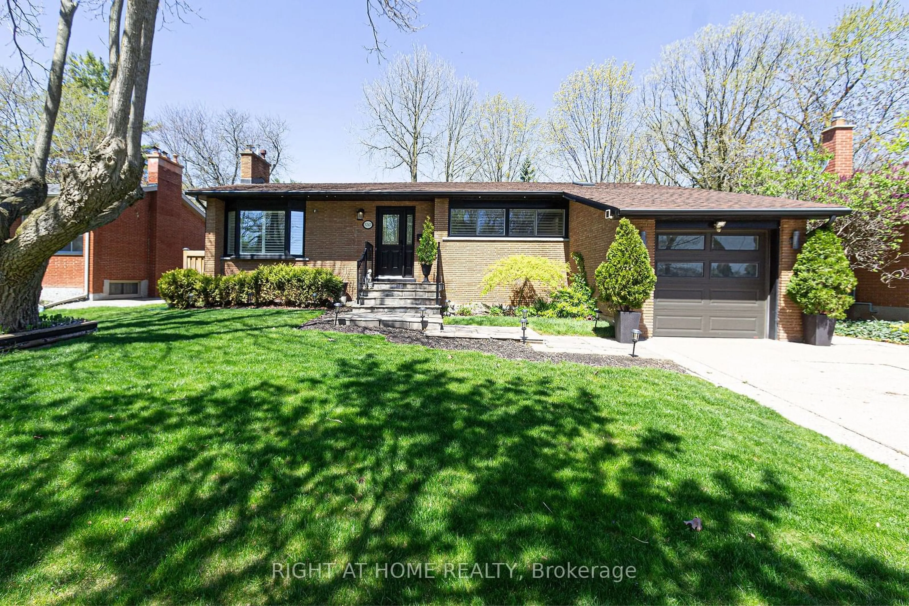 Frontside or backside of a home for 5247 Spruce Ave, Burlington Ontario L7L 1N2